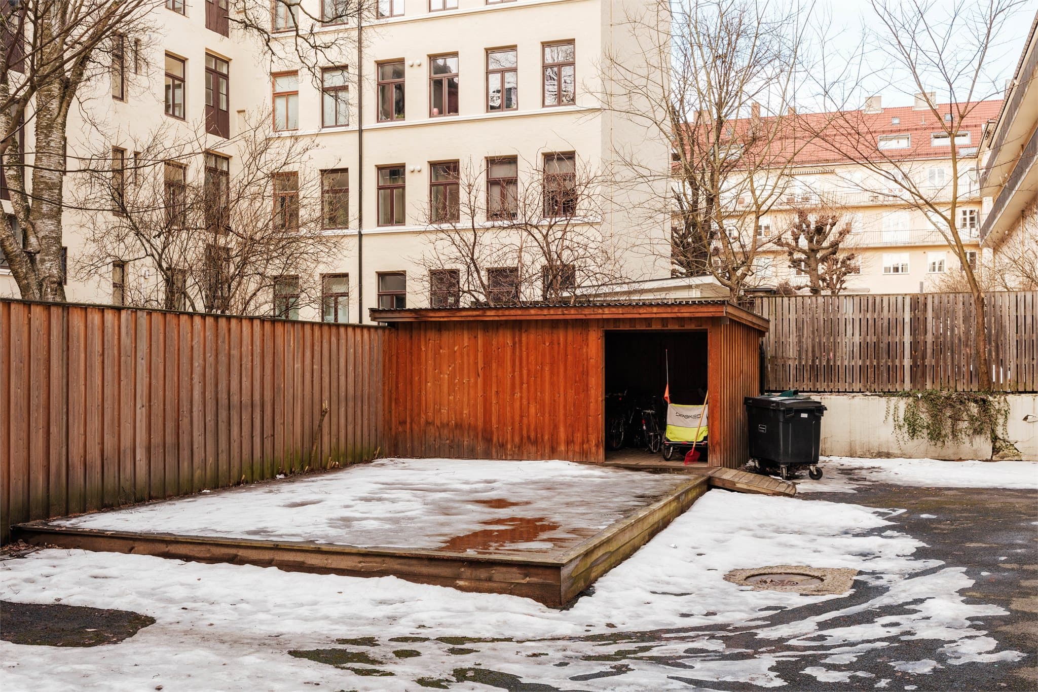 På sommerstid kan bakgården nytes i godt selskap med gode venner.