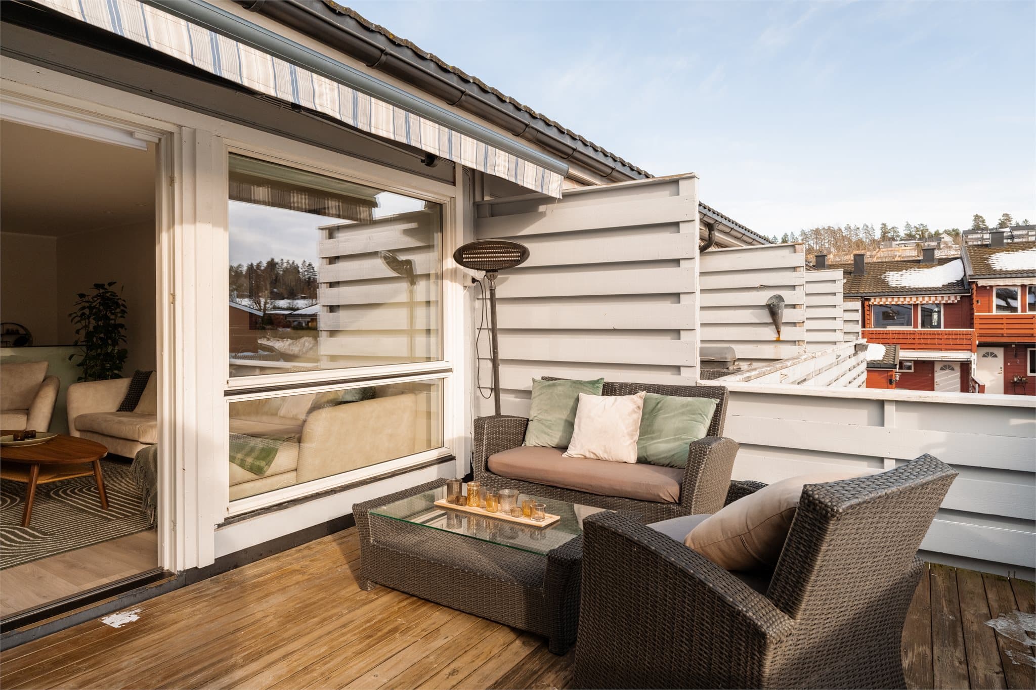 Den sydvendte terrassen på ca. 14 m² er en flott forlengelse av stuen.