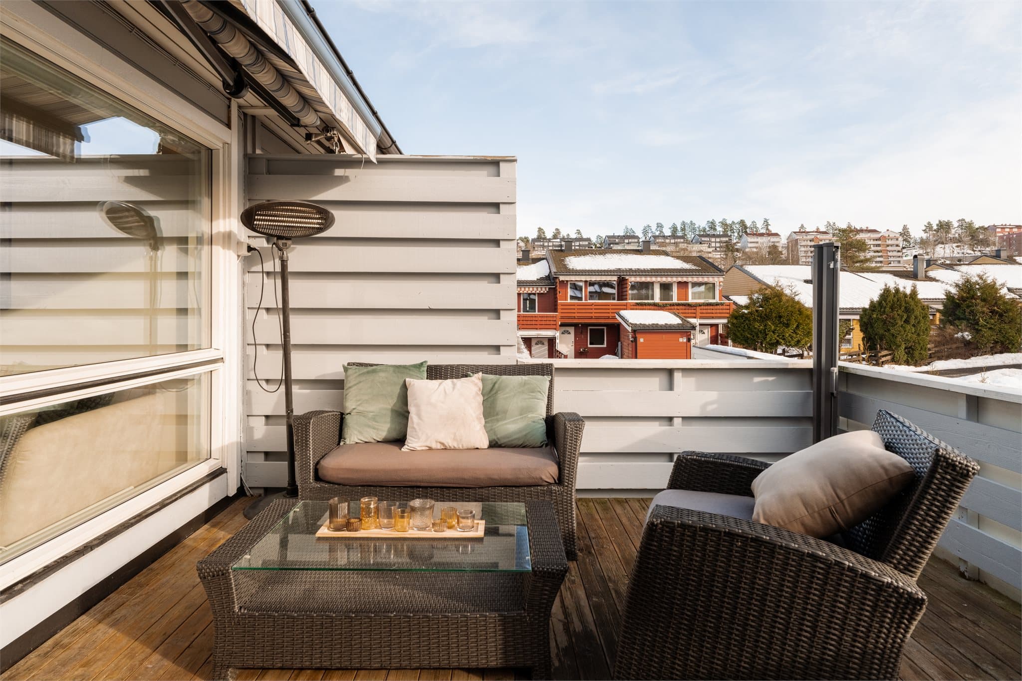 Fra terrassen har du en åpen utsikt over det rolige nabolaget.