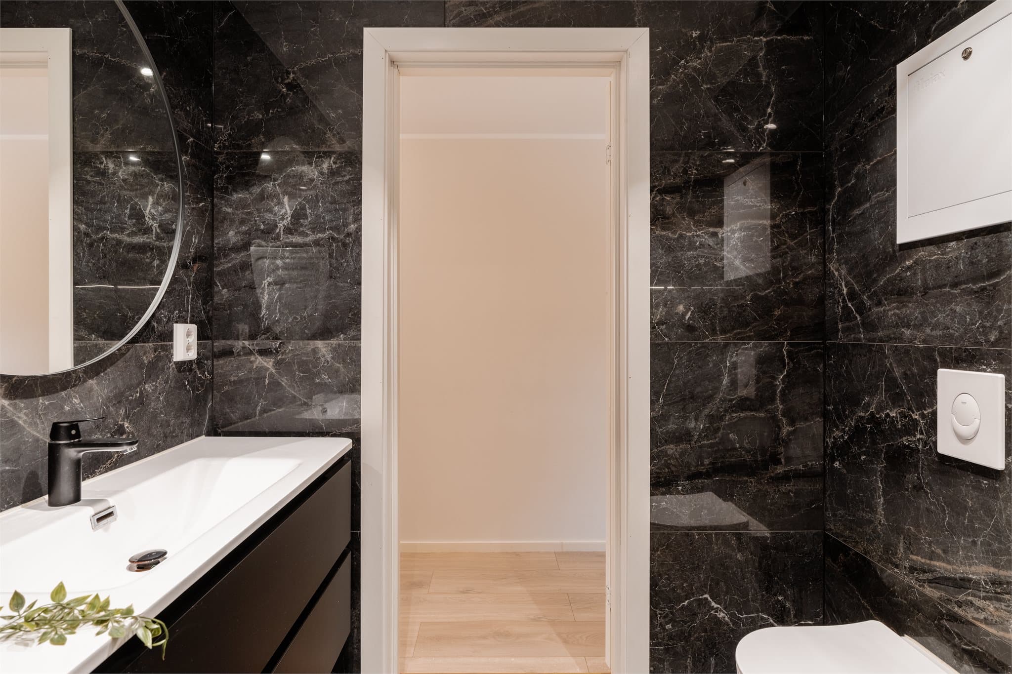 Badet er nytt fra 2023 og er utformet med moderne, flislagte overflater.