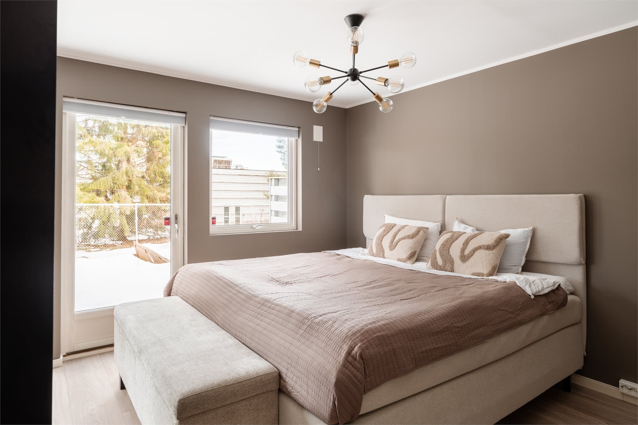 Hovedsoverommet er romslig med plass til dobbeltseng og har utgang til uteplass.