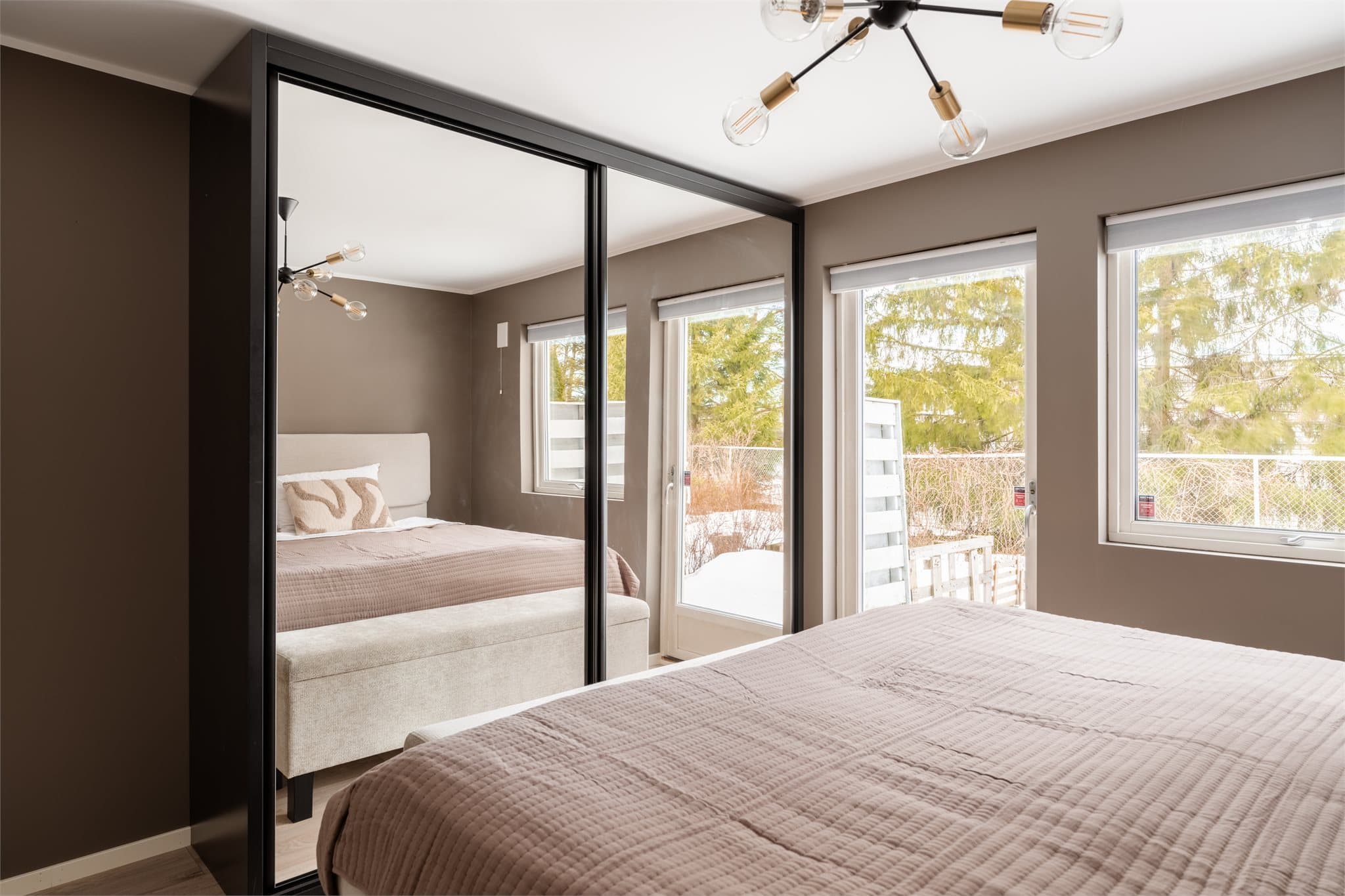 En stor skyvedørsgarderobe med speilfronter gir rikelig med oppbevaringsplass.