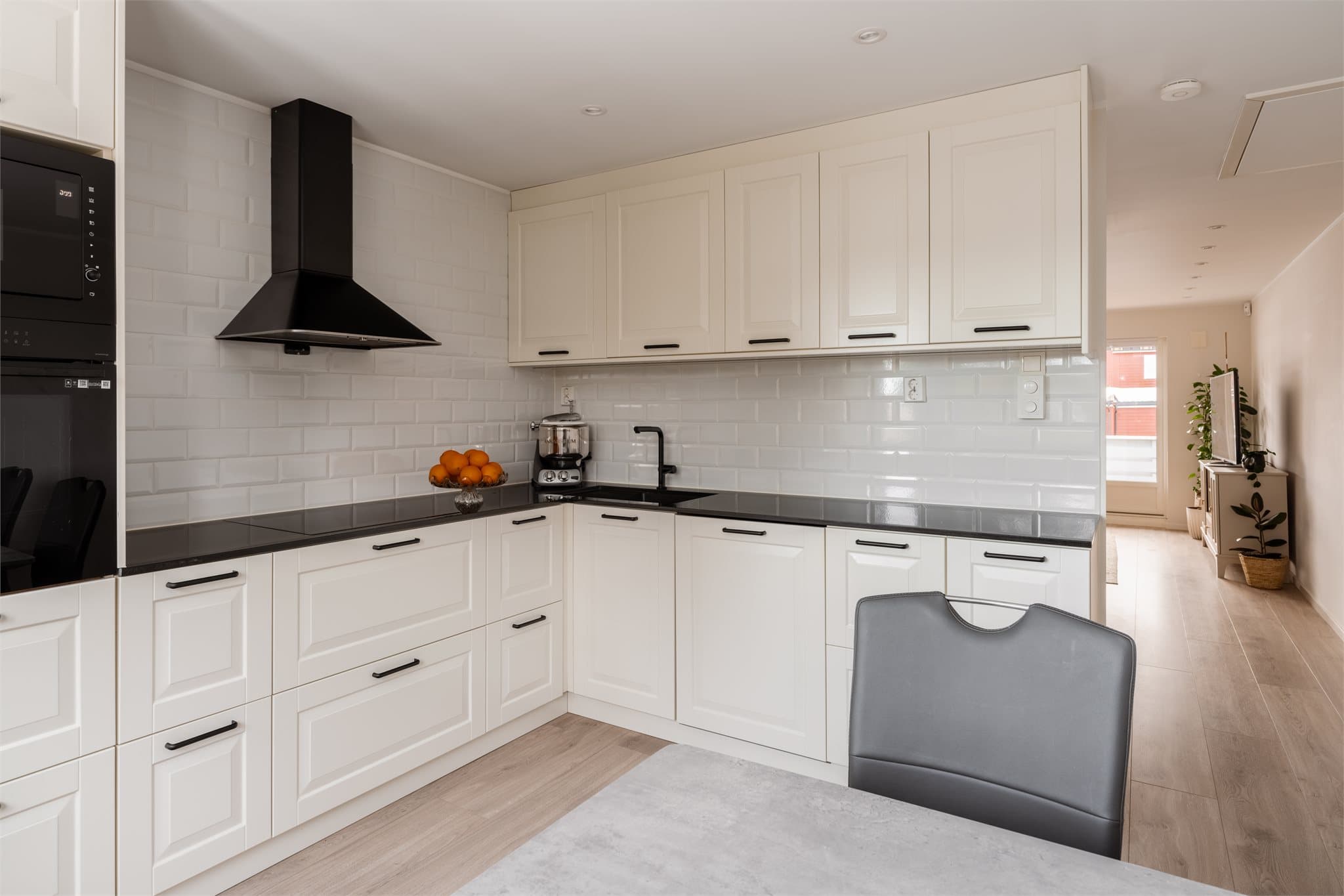 Innredningen byr på godt med skap- og benkeplass.