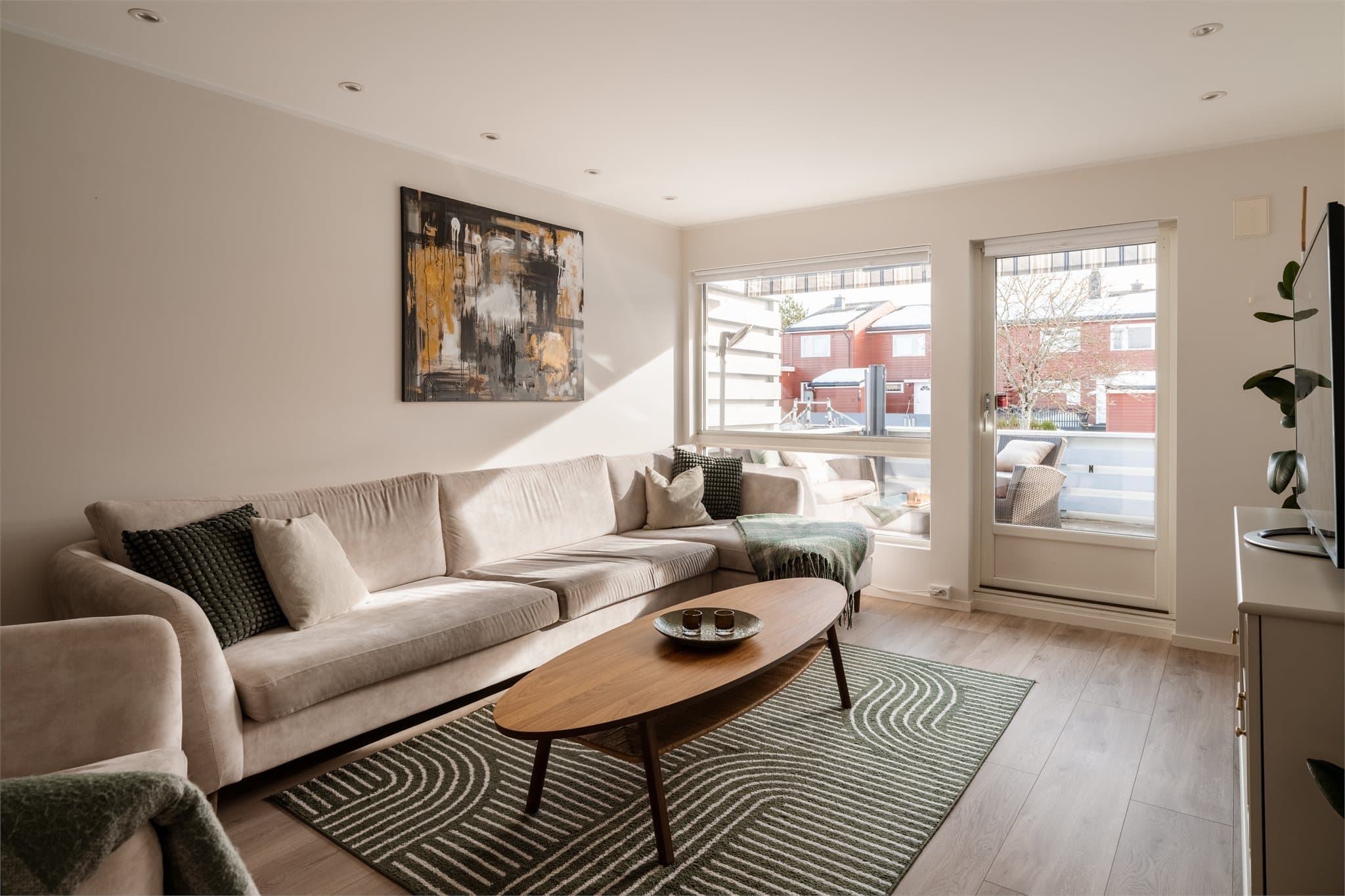 Stuen er et lyst og innbydende rom med direkte utgang til den sydvendte terrassen.