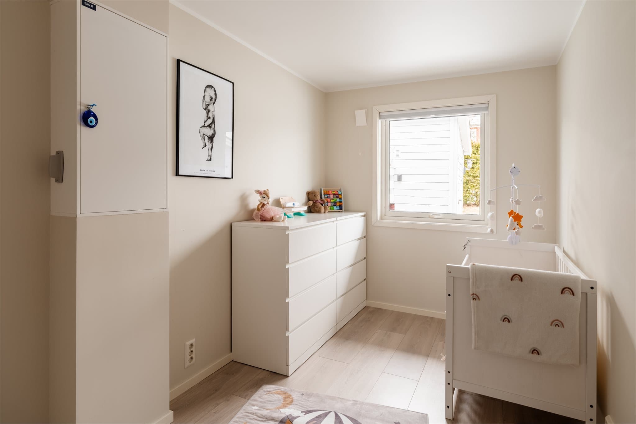 Det andre soverommet egner seg godt som barnerom, gjesterom eller kontor.