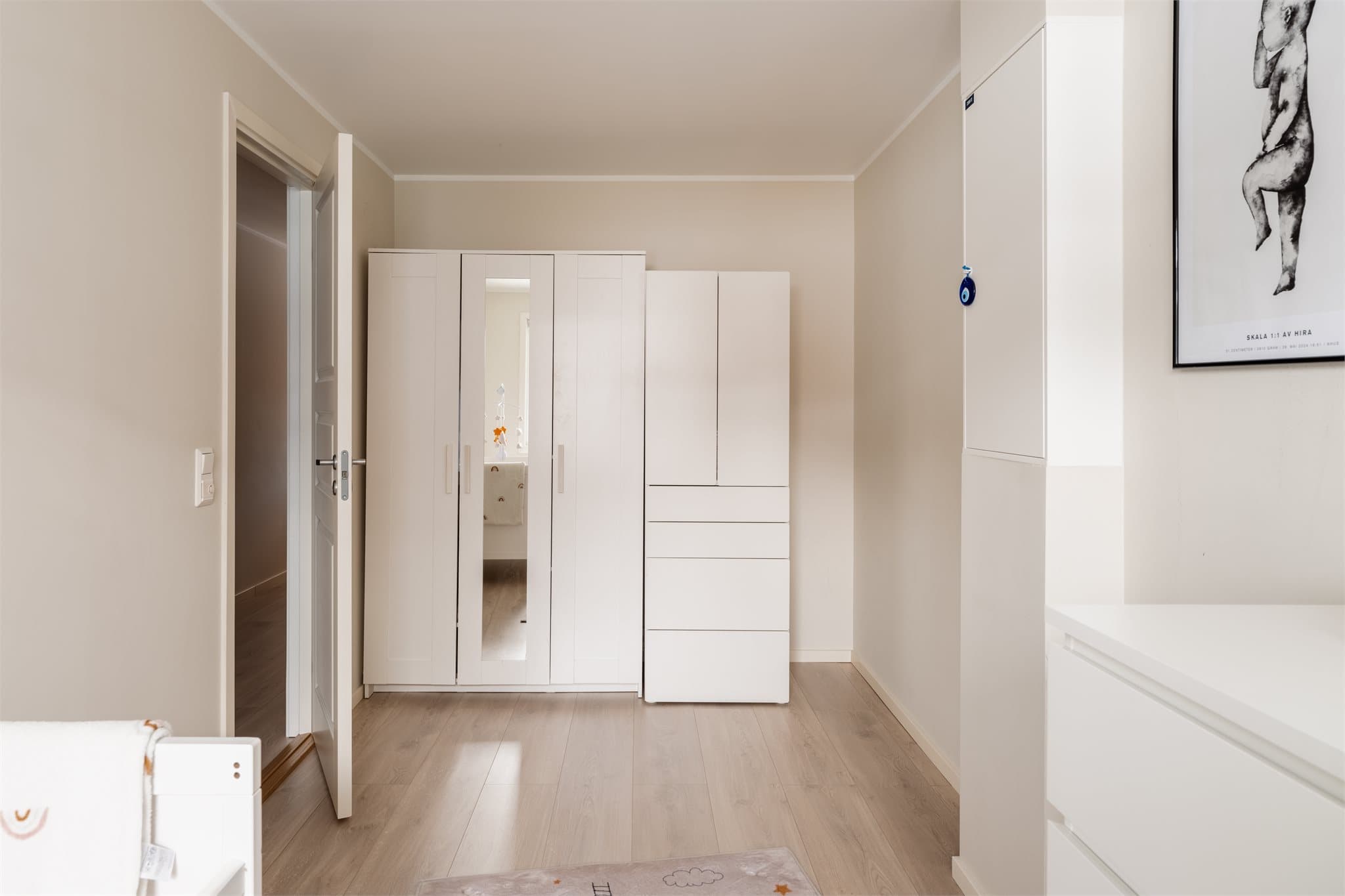 Rommet har god plass for garderobeskap og øvrig møblement.