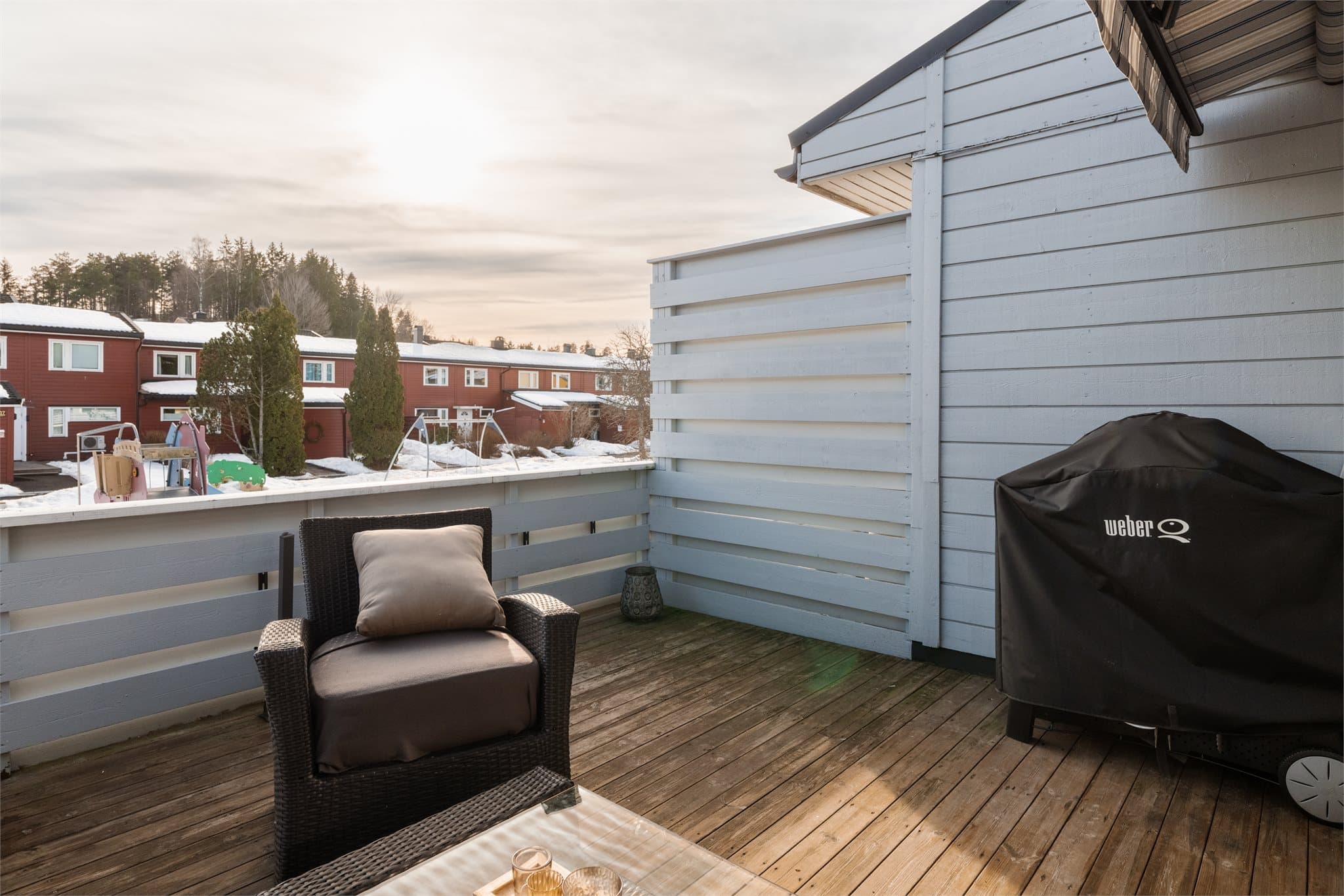 Skjermvegger bidrar til en privat og usjenert uteplass.