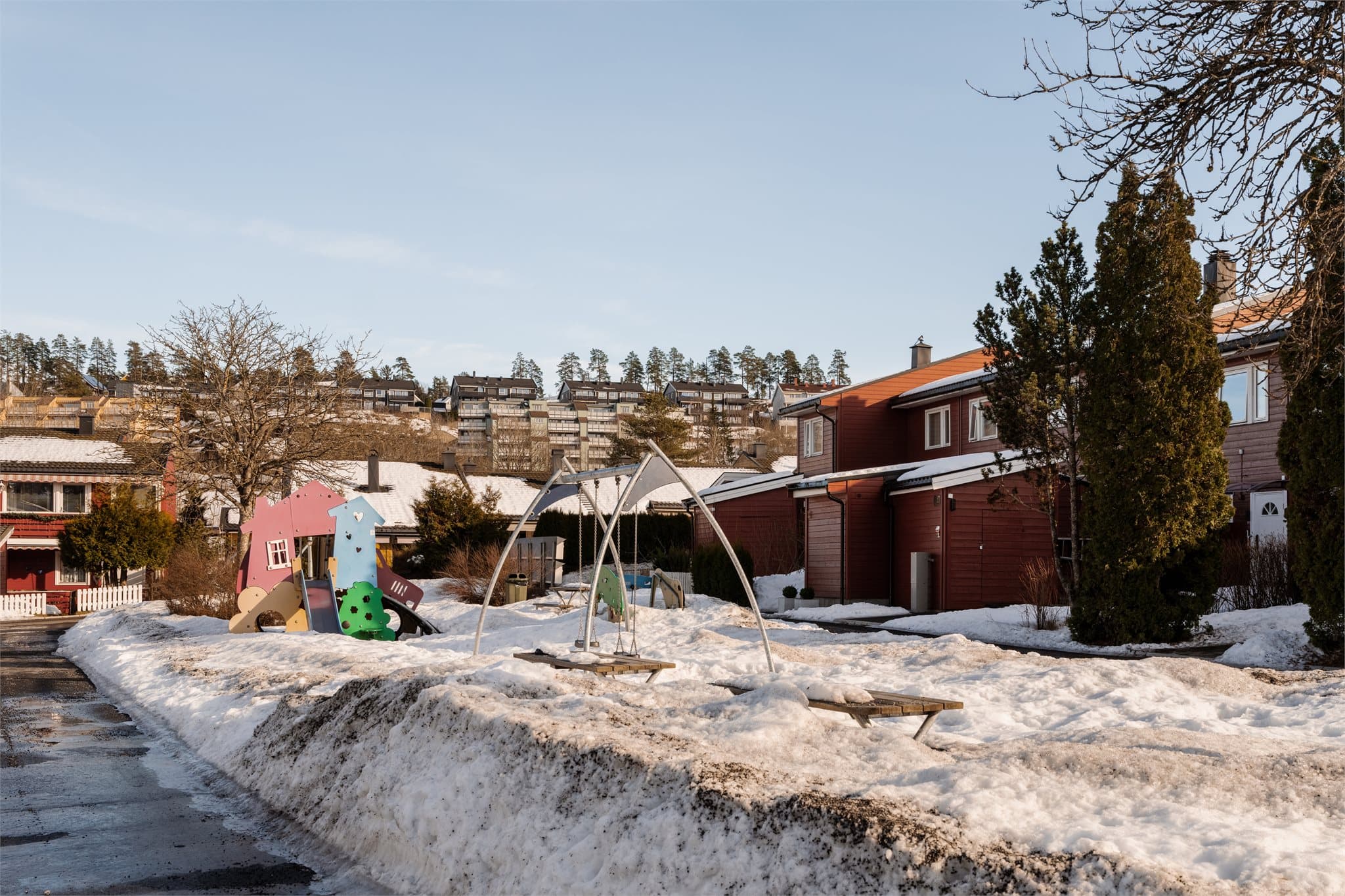 Her bor du i et stille og trygt nabolag med umiddelbar nærhet til skog og mark, perfekt for barnefamilier.