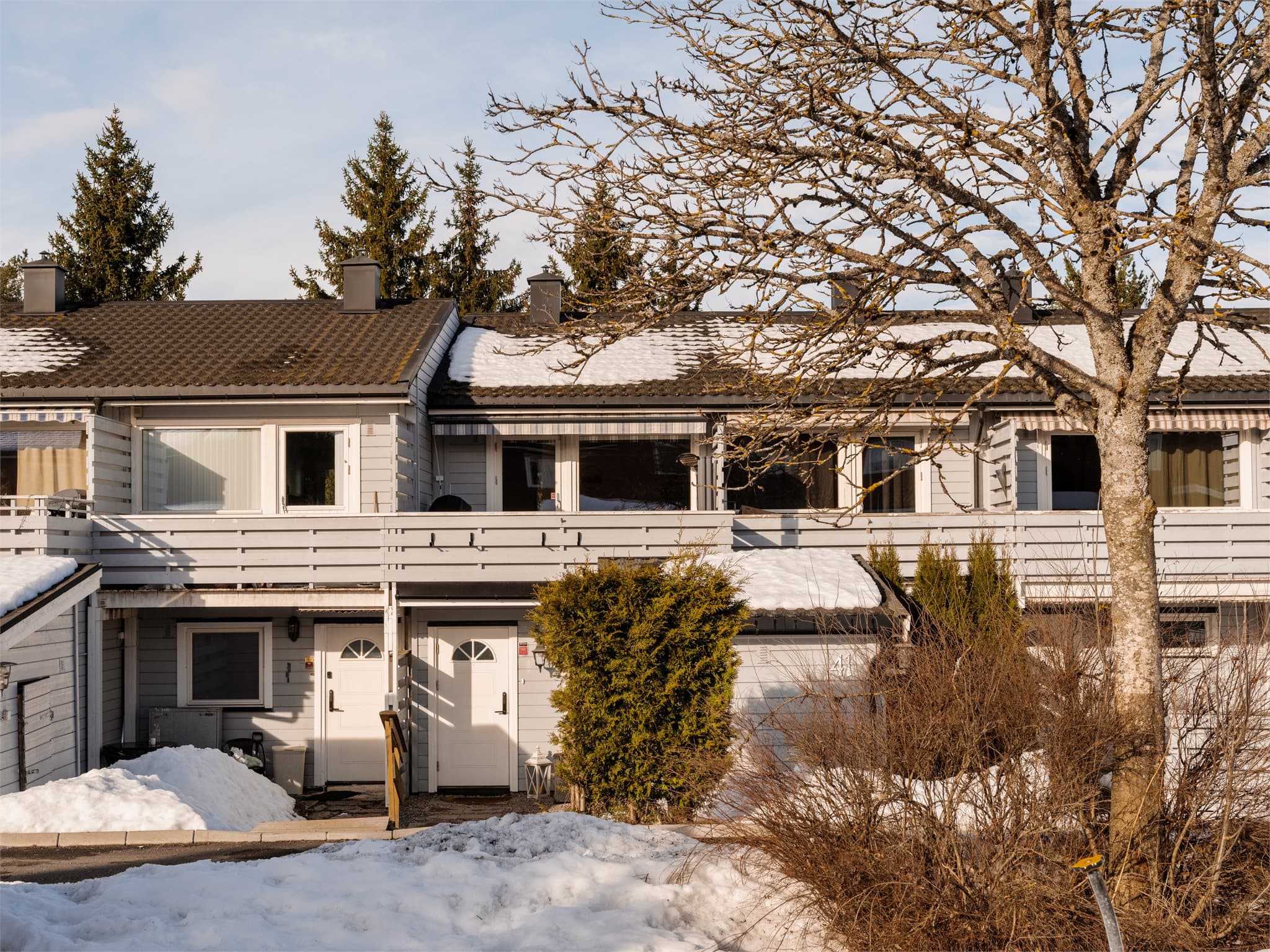 Det medfølger leie av garasjeplass og parkeringsplass.