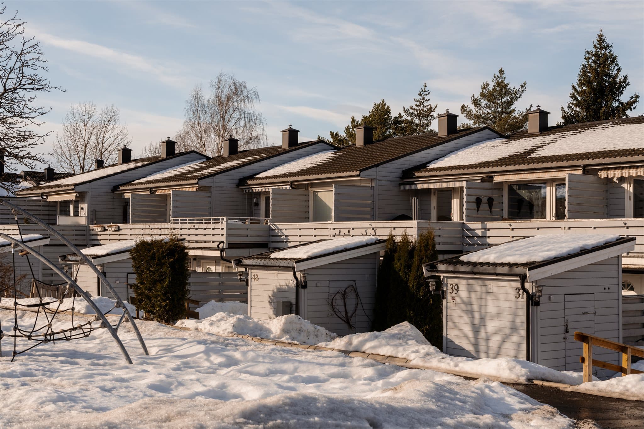 Boligen er betydelig oppgradert og har en arealeffektiv planløsning over to plan.