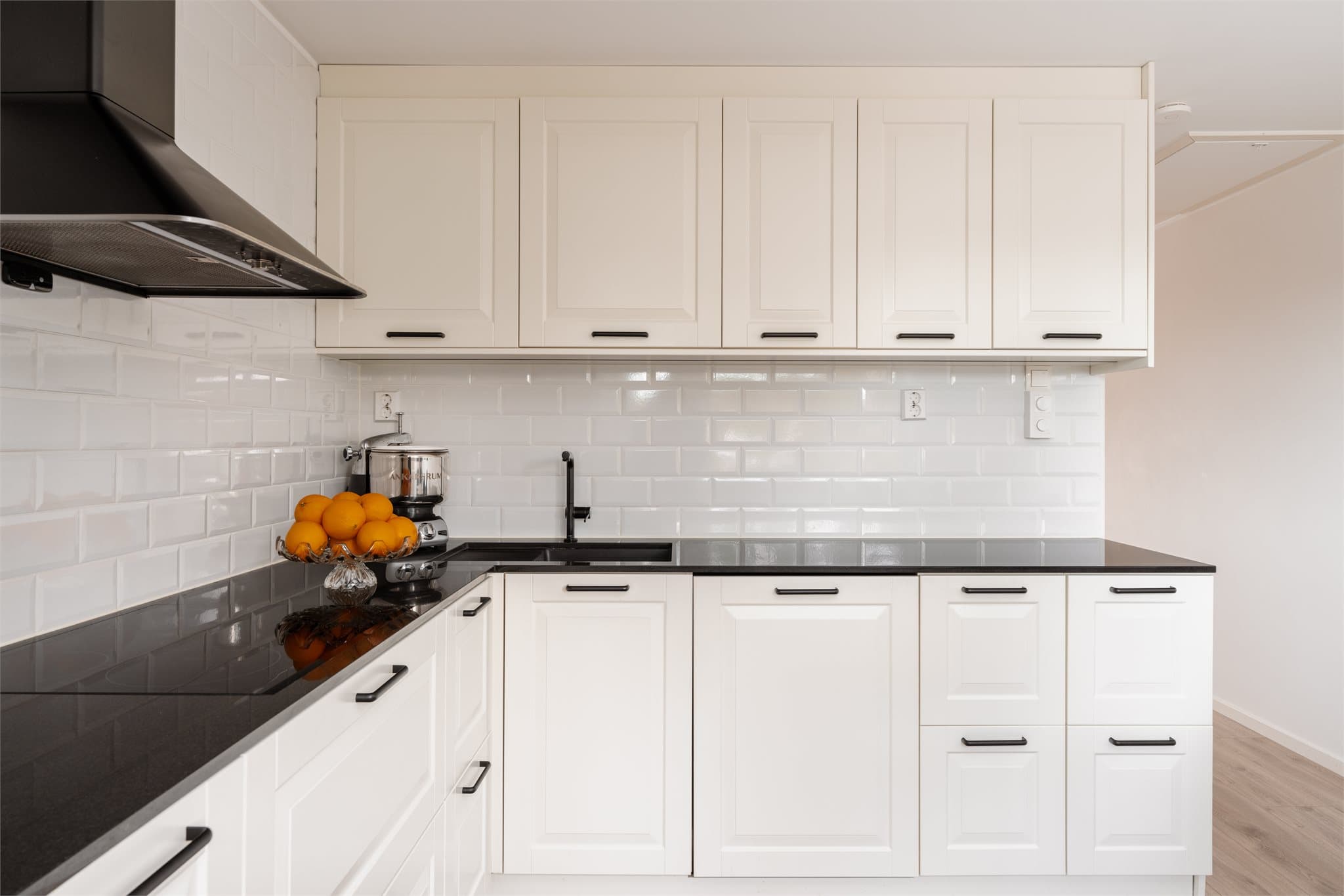 Gode arbeidsflater og mye oppbevaringsplass.