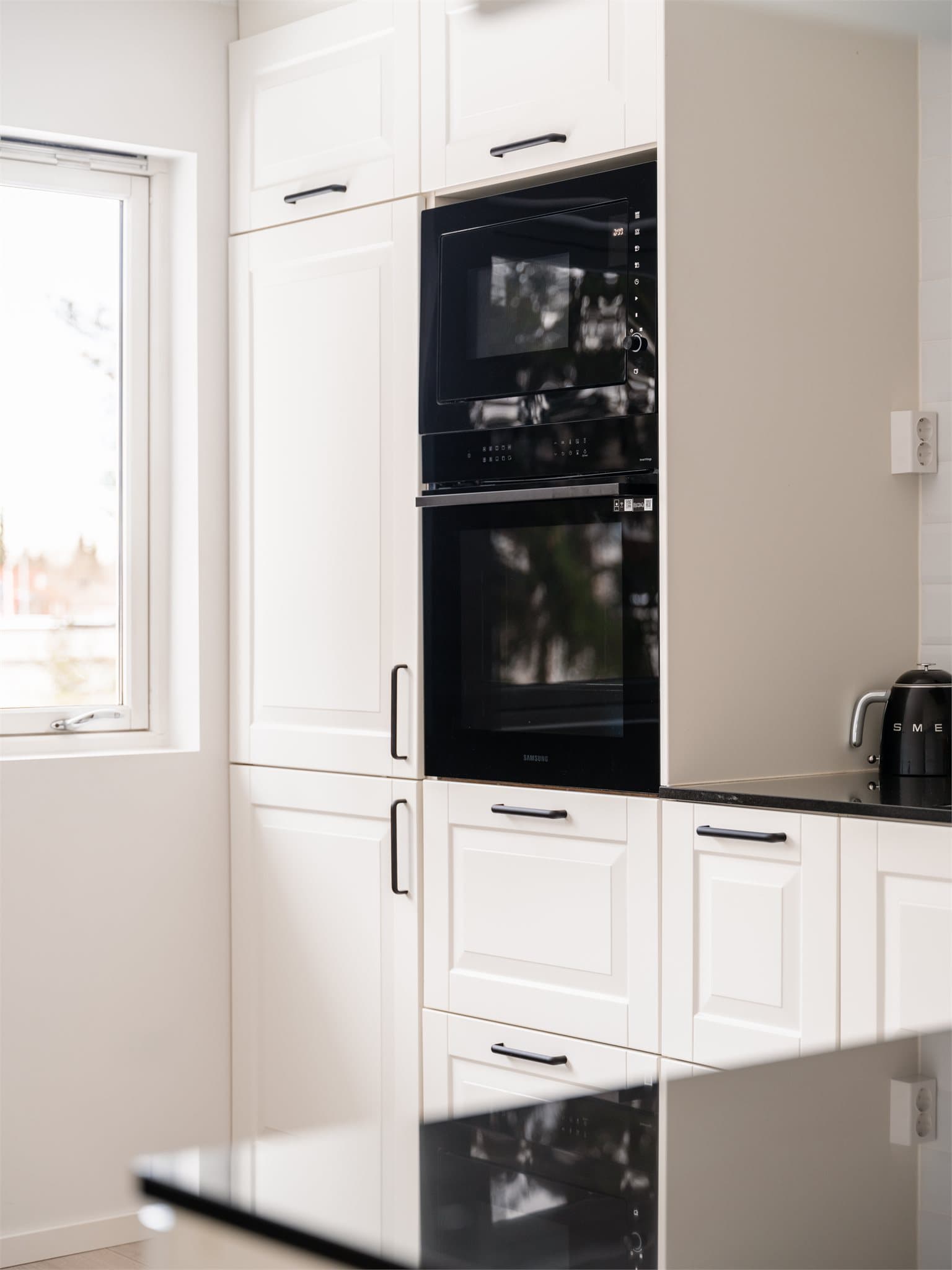 Integrert stekeovn og mikrobølgeovn er plassert i en praktisk arbeidshøyde.