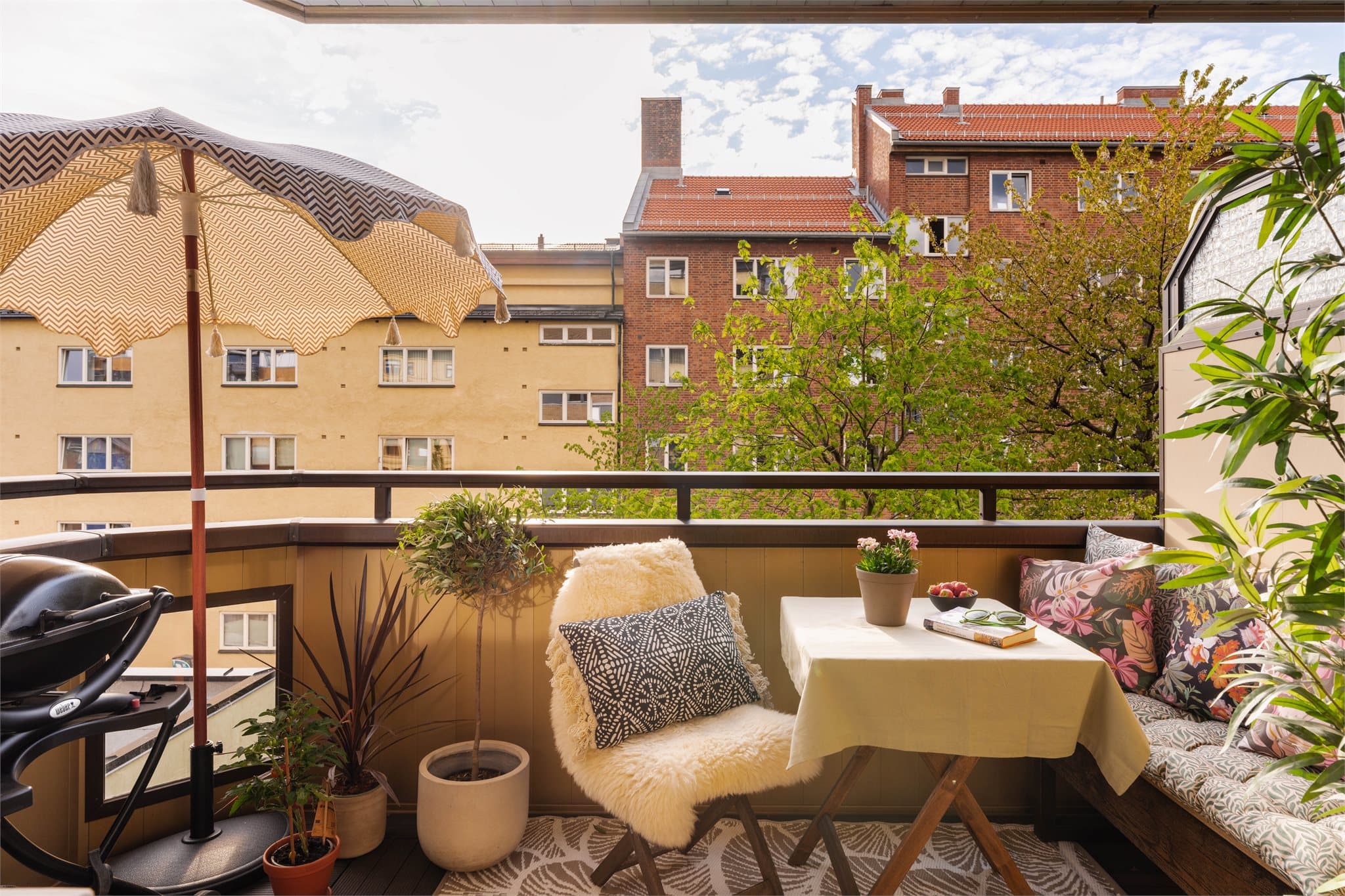 Balkongen er 6 m², og har skjermvegg mot nabo for redusert innsyn.