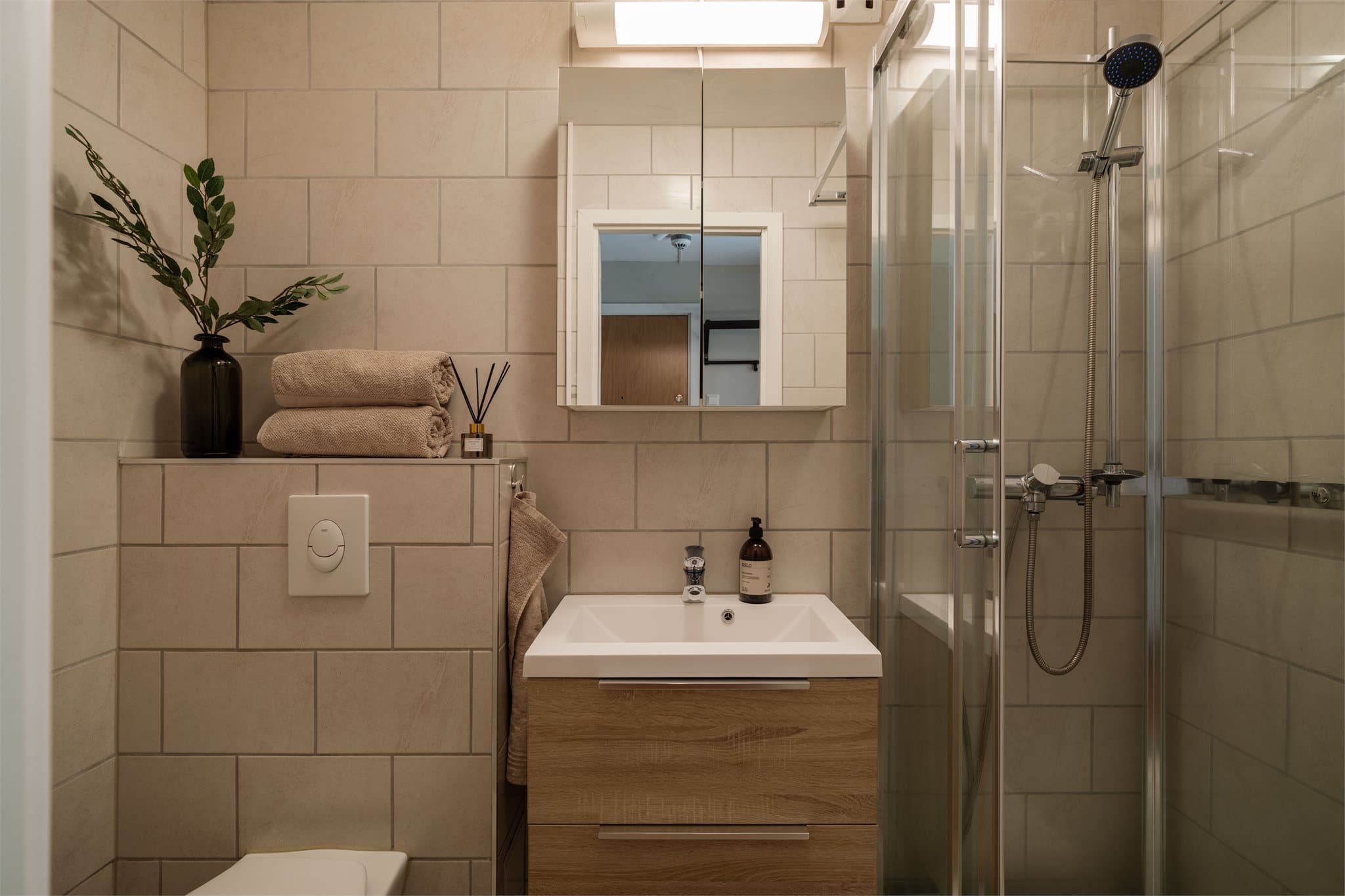 Badet ble pusset opp i 2017 av tidligere eier med flis på flis og ny innredning.