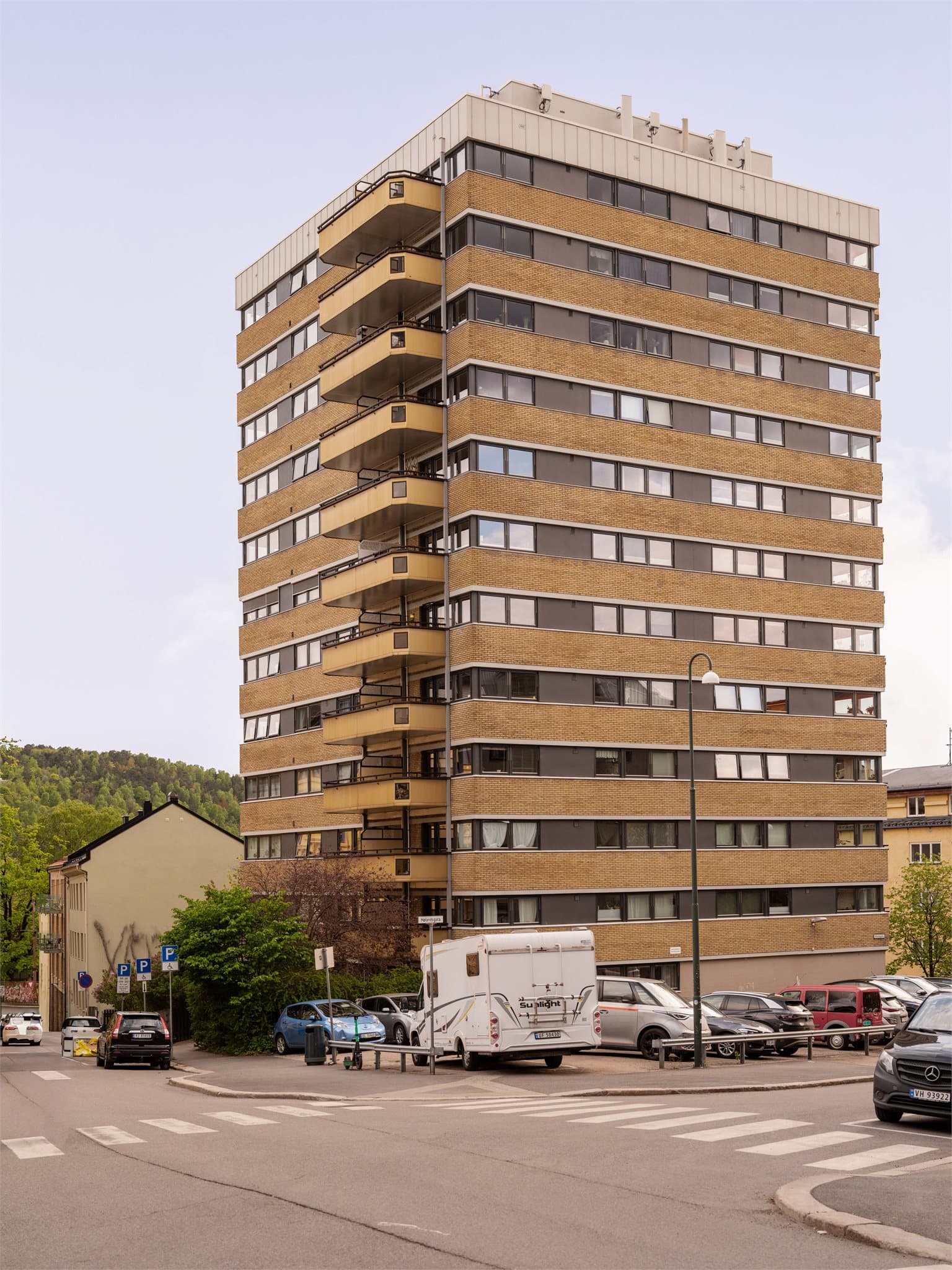 Selskapet disponerer 15 garasjeplasser og 15 utendørs parkeringsplasser for utleie, tildelt av styret etter venteliste. Leieprisen er 500 kr/mnd.