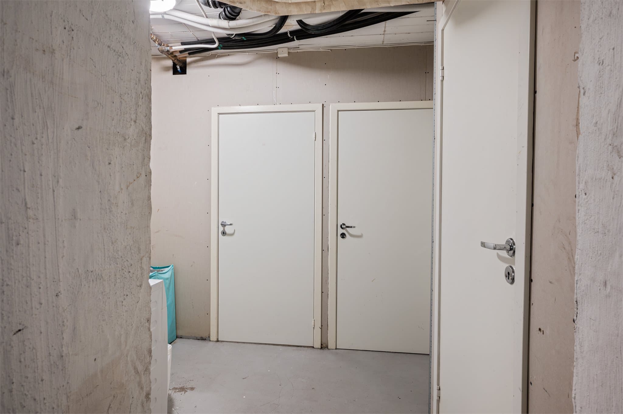- Tilhørende leiligheten er det en ekstern bod på 2,7m². Sameiet har en felles vaskekjeller med Felles vaskemaskin og tørketrommel fra 2022 -