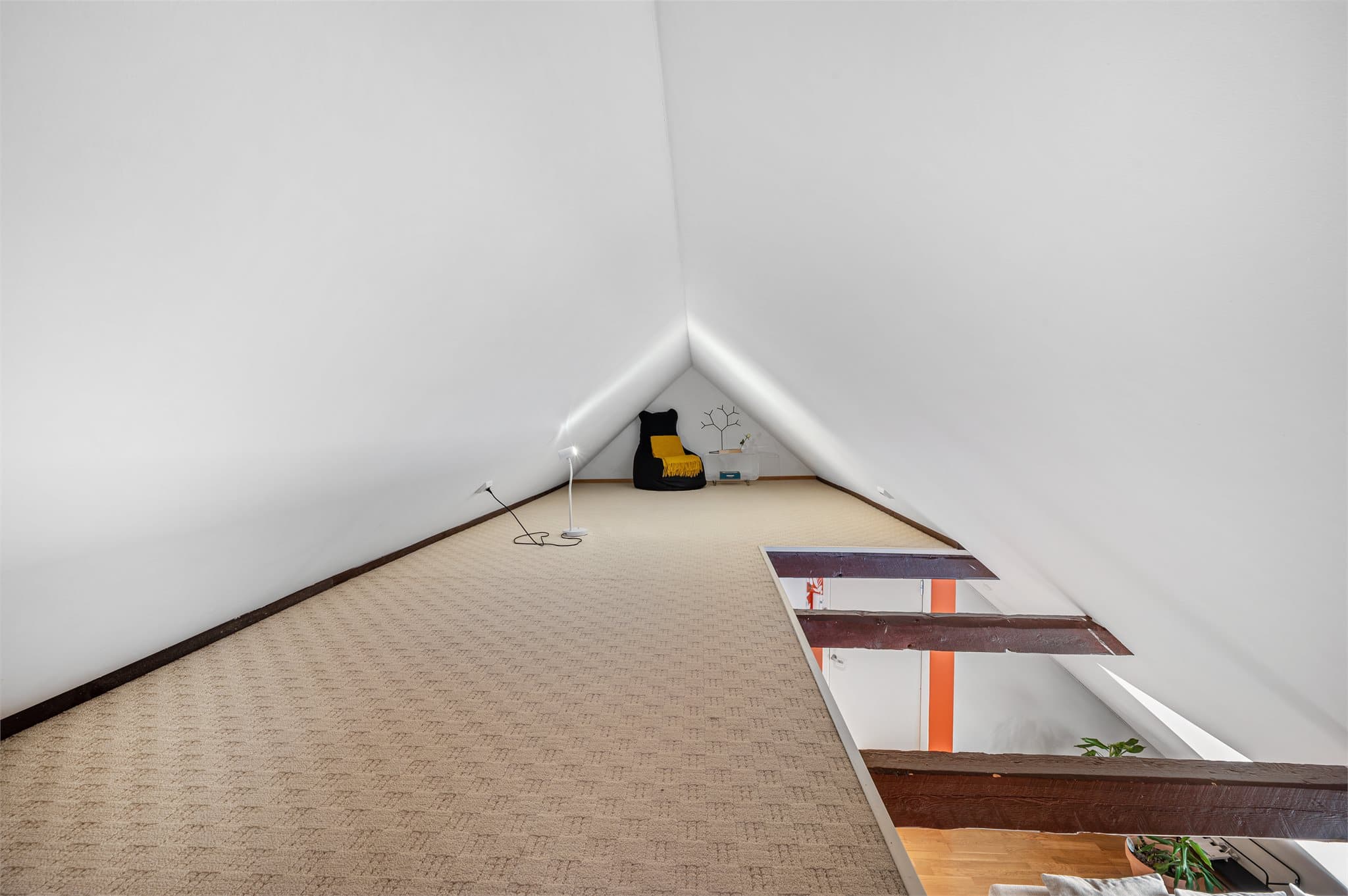 - Leiligheten har en fantastisk god planløsning i tillegg til en hems som måler 15m² -