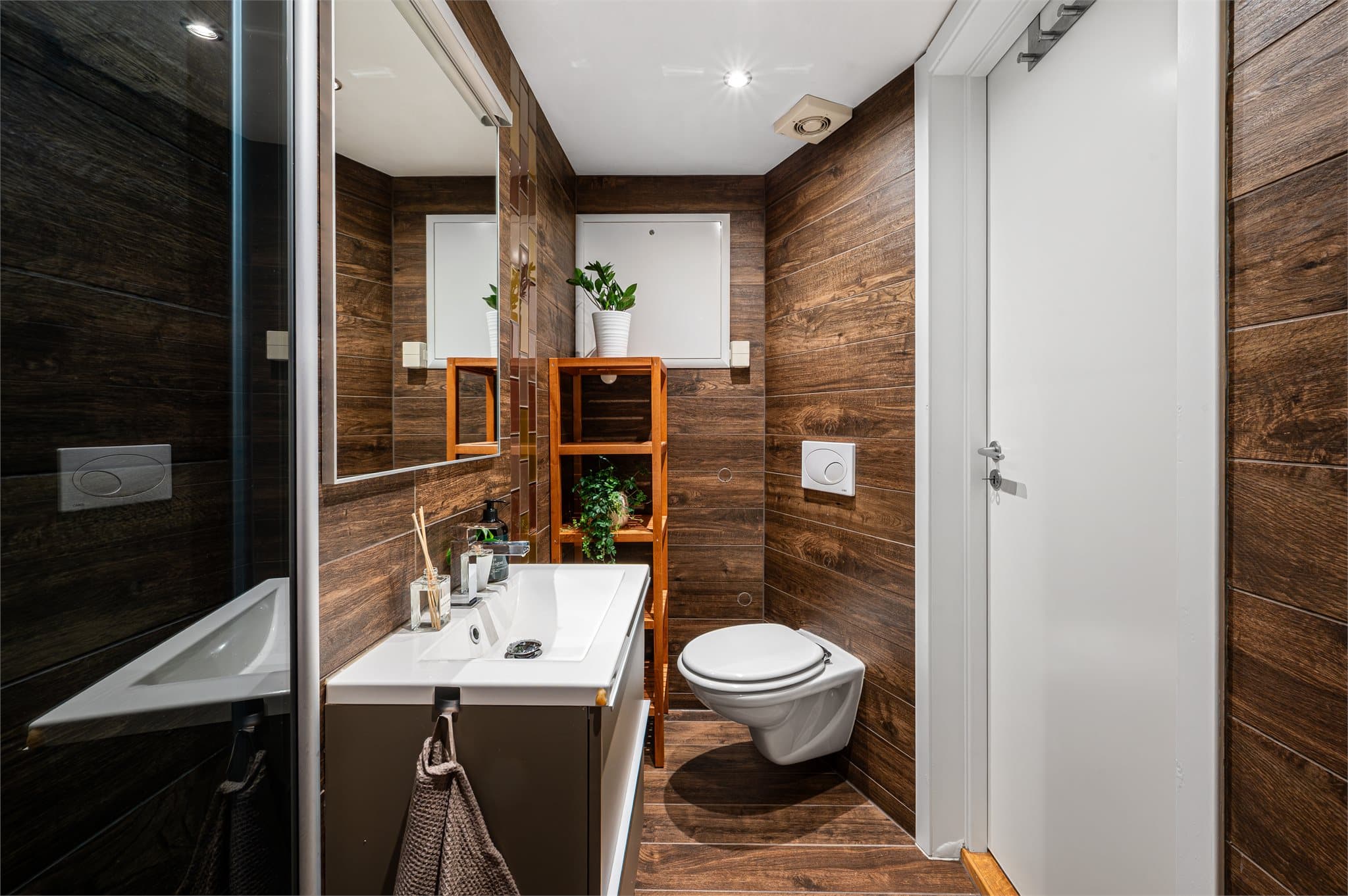 - Badet måler 2,6m² -