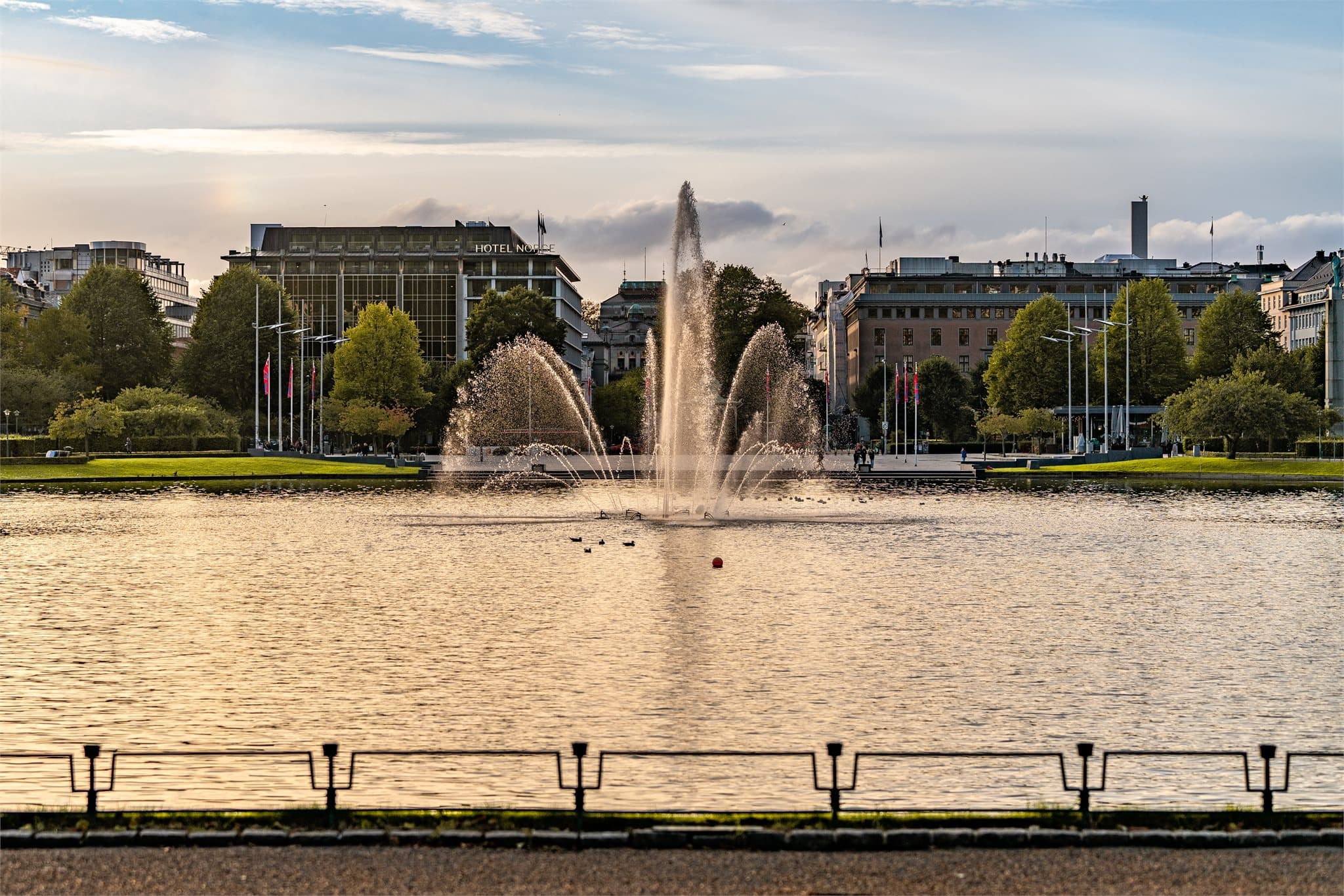 - Innen en kort spasertur når man Torgallmenningen med et bredt utvalg butikker, caféer, restauranter, uteliv og flotte aktivitetstilbud -