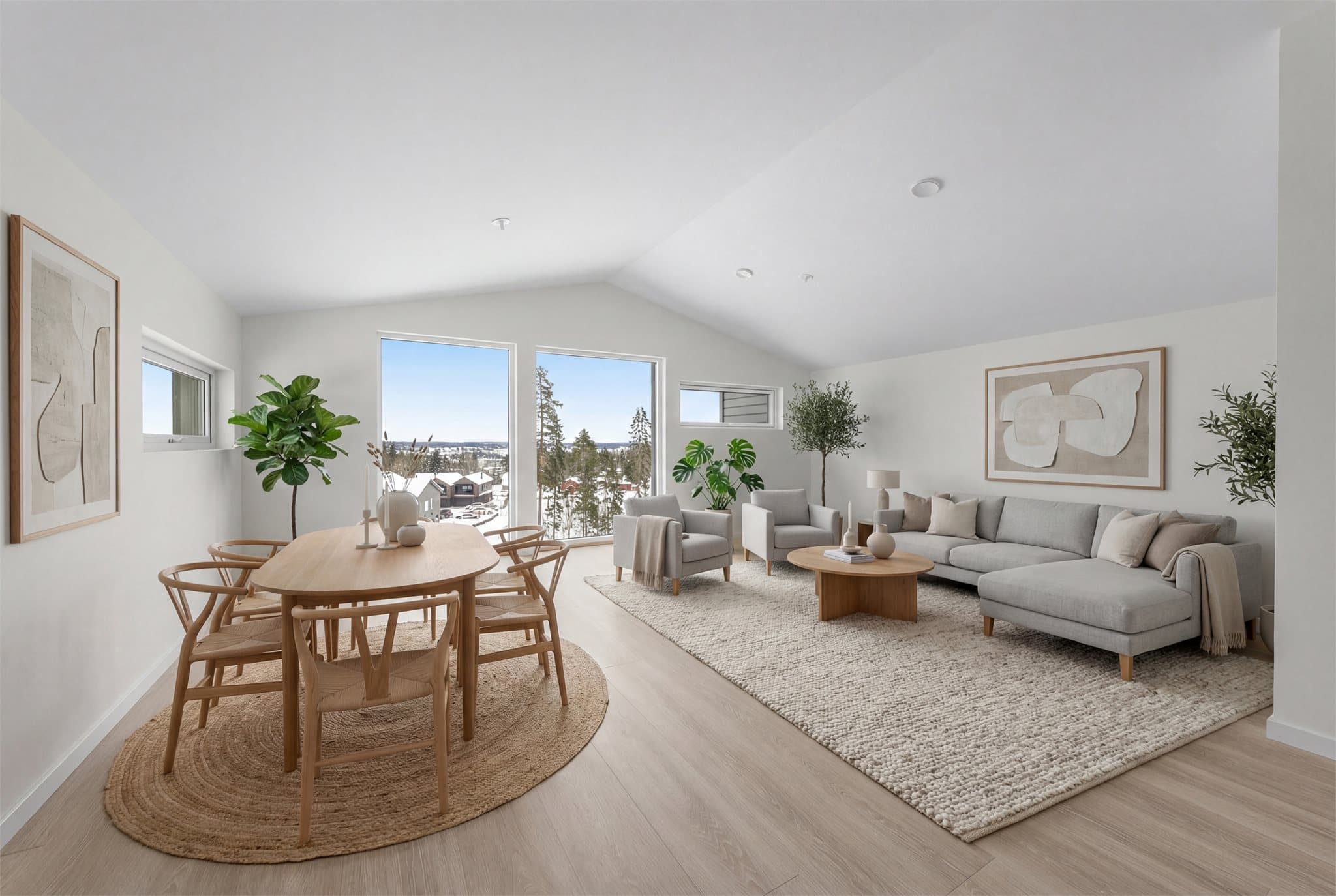 Stor stue og nydelig utsikt over Romerike fra 2.etasjen. Her digital møblert for inspirasjon