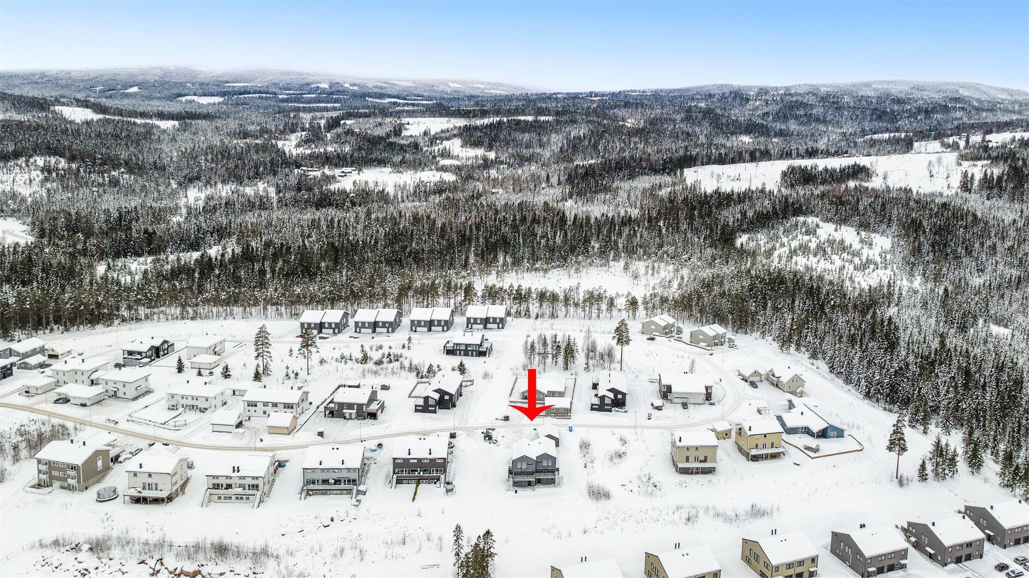 Friområde i forkant av boligen gir et luftig preg mellom boligene. Tomt på høyre side skal bebygges