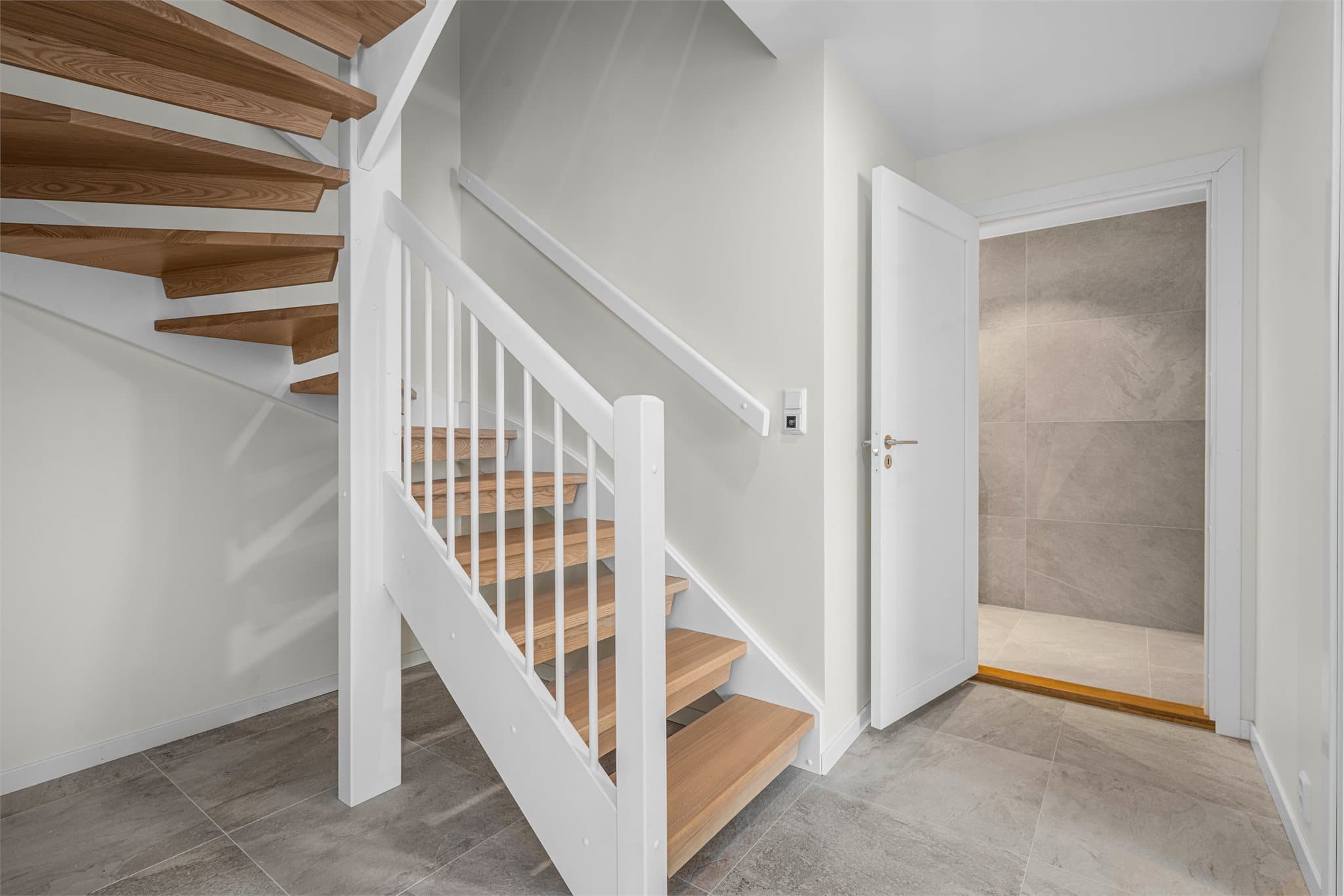 Trapperom med fliser og varme i gulv