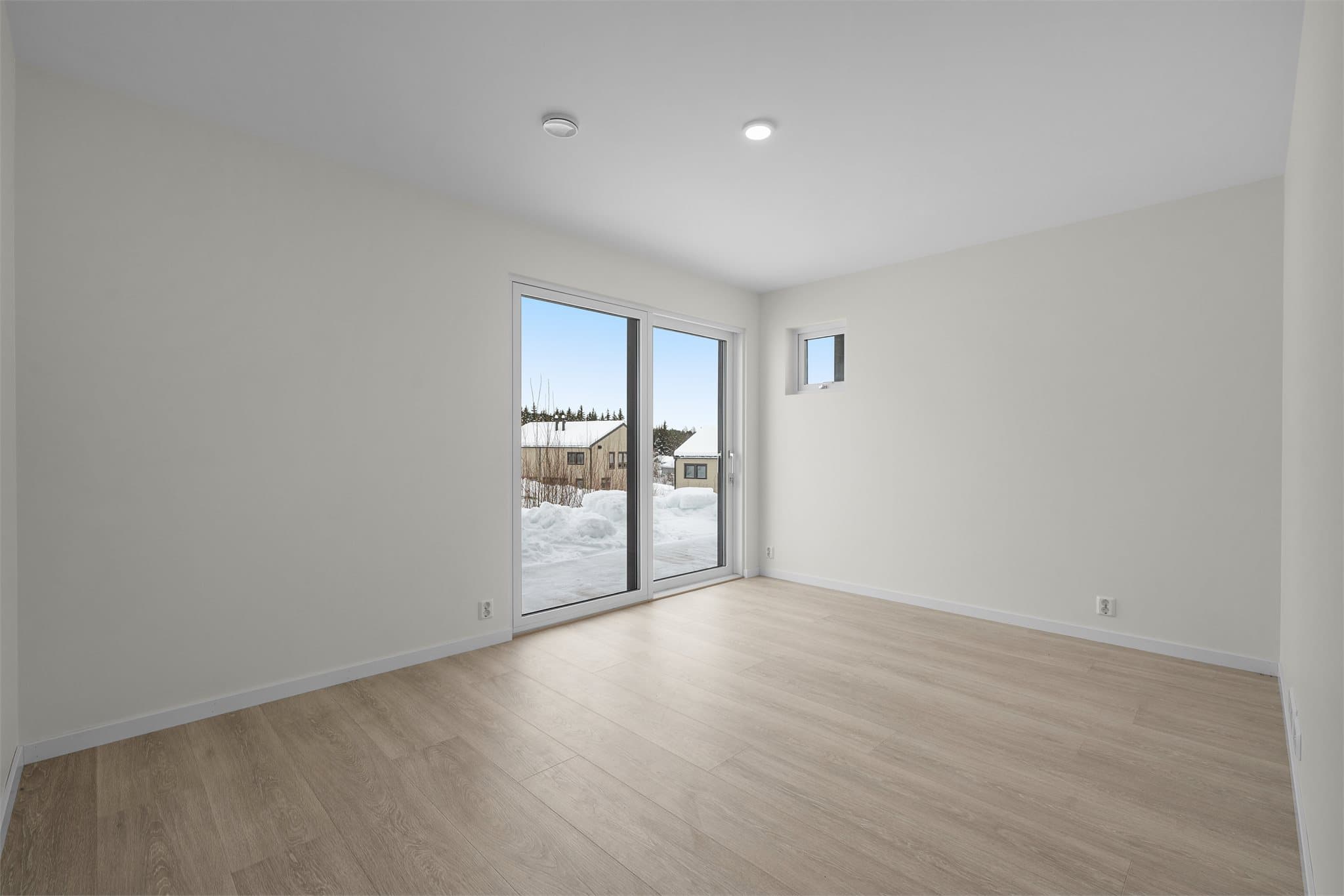 Kjellerstue med utgang til terrasse og hage