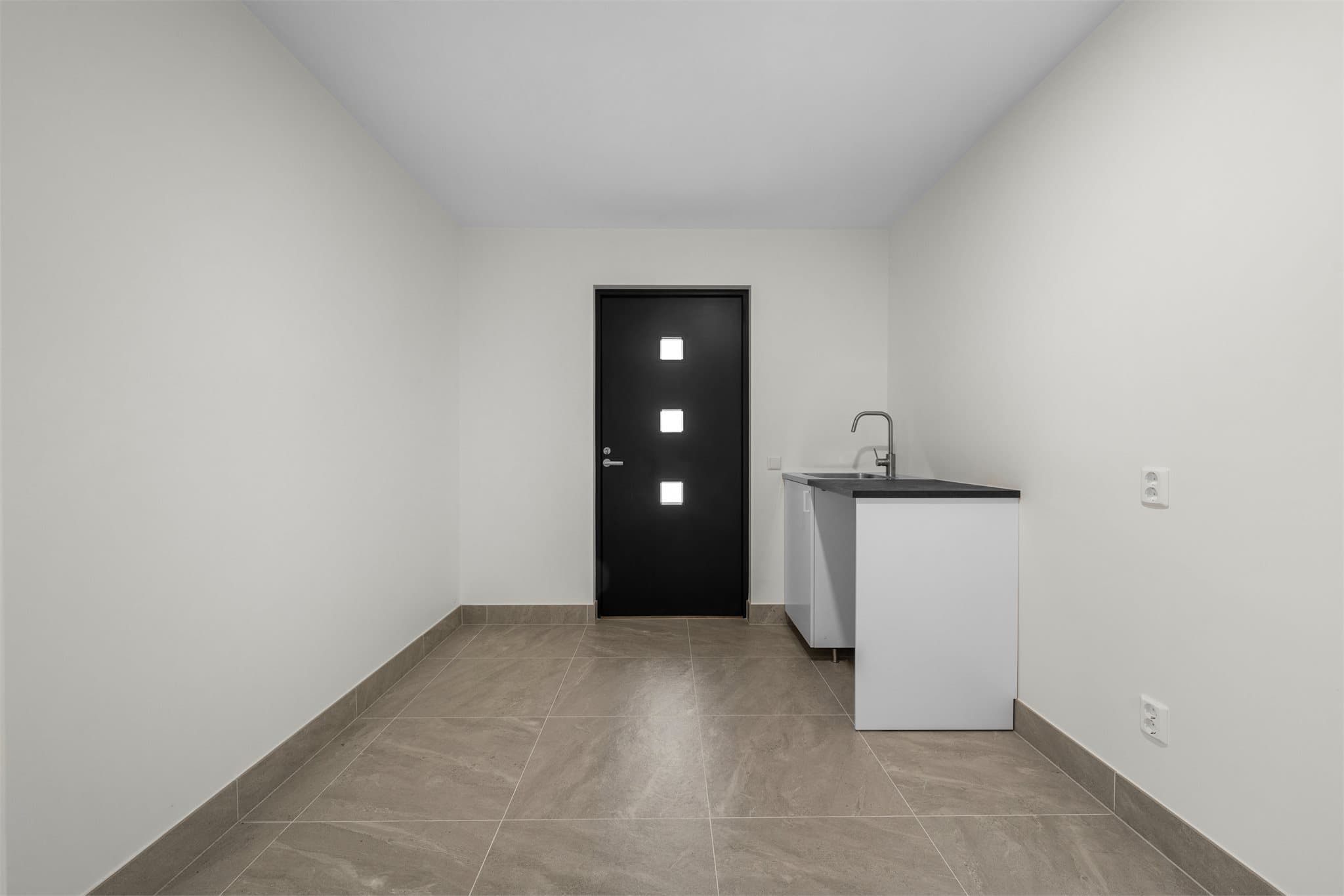 Egen utgang fra vaskerommet og praktisk vaskeromsinnredning