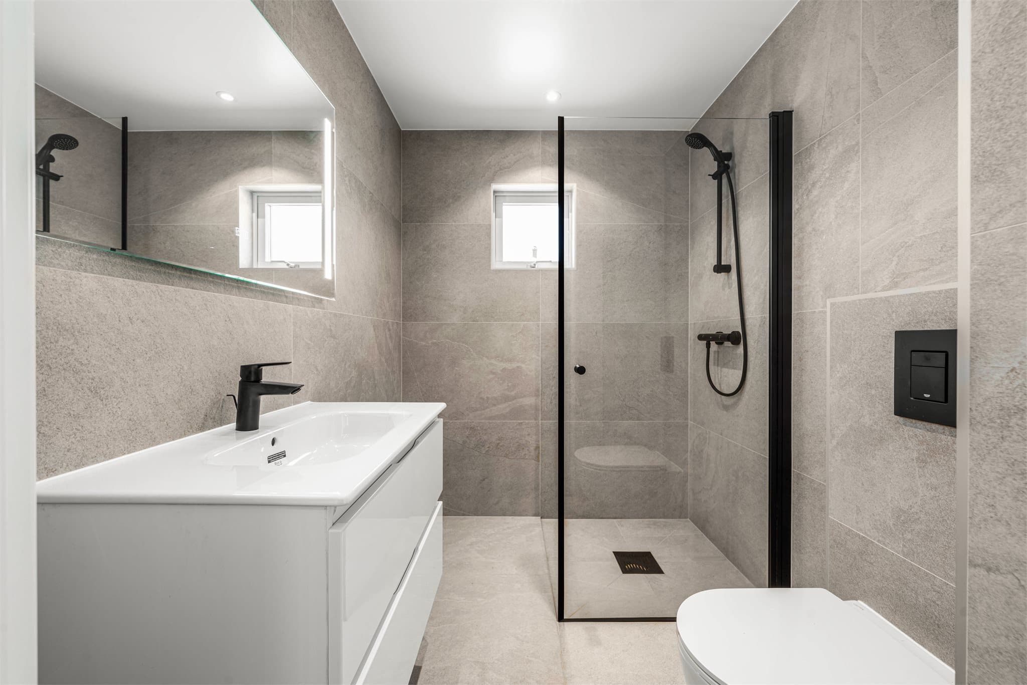 Flislagt bad i 1.etasje med moderne og fine farge og materialvalg