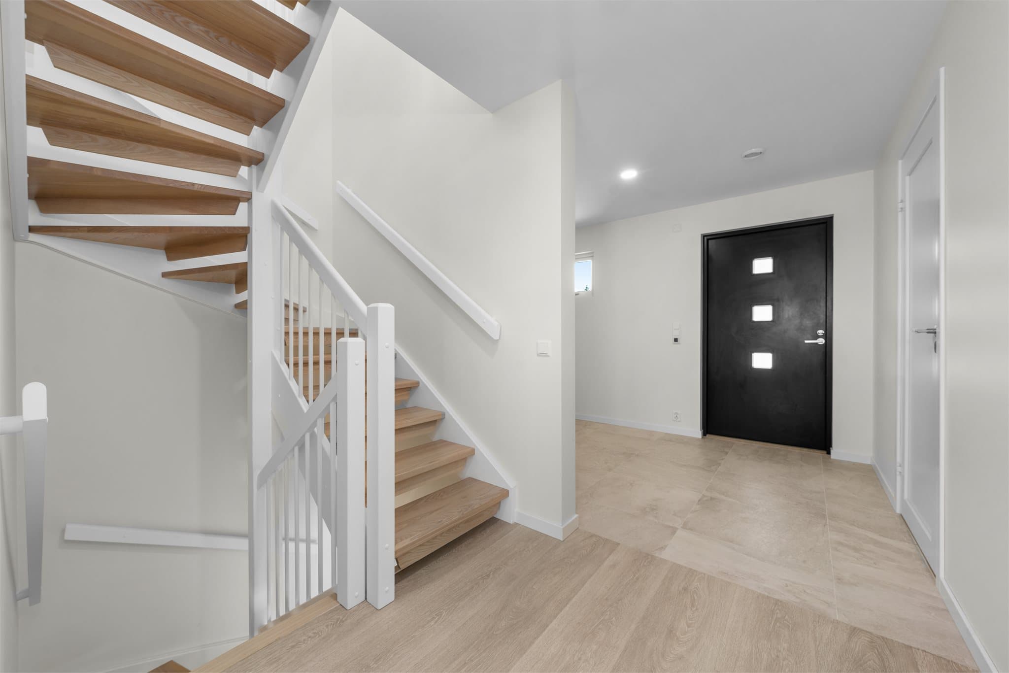 Trapperom og gang i 1.etasjen