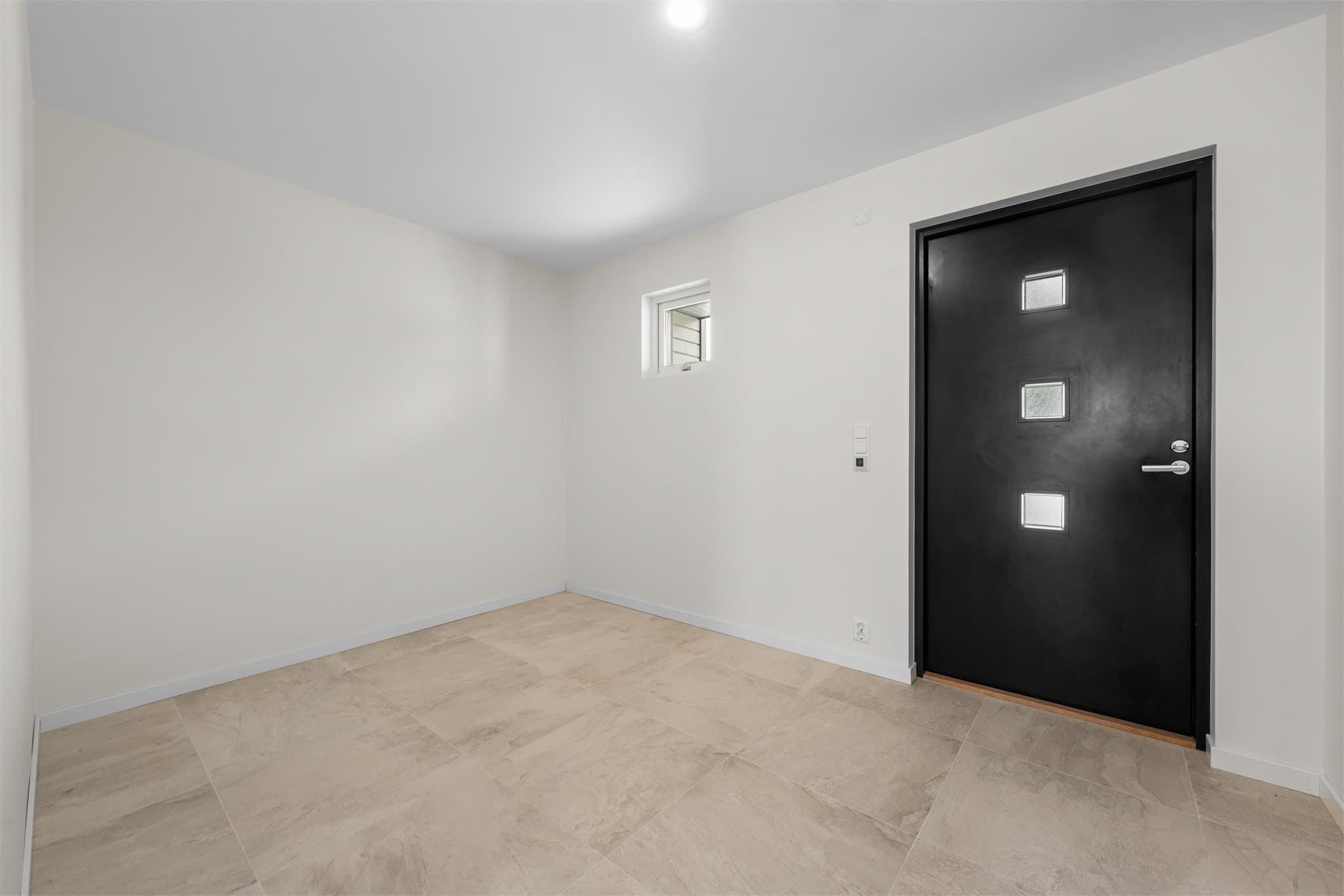 Stor flislagt entré/gang med varme i gulv. God plass til garderobeløsning