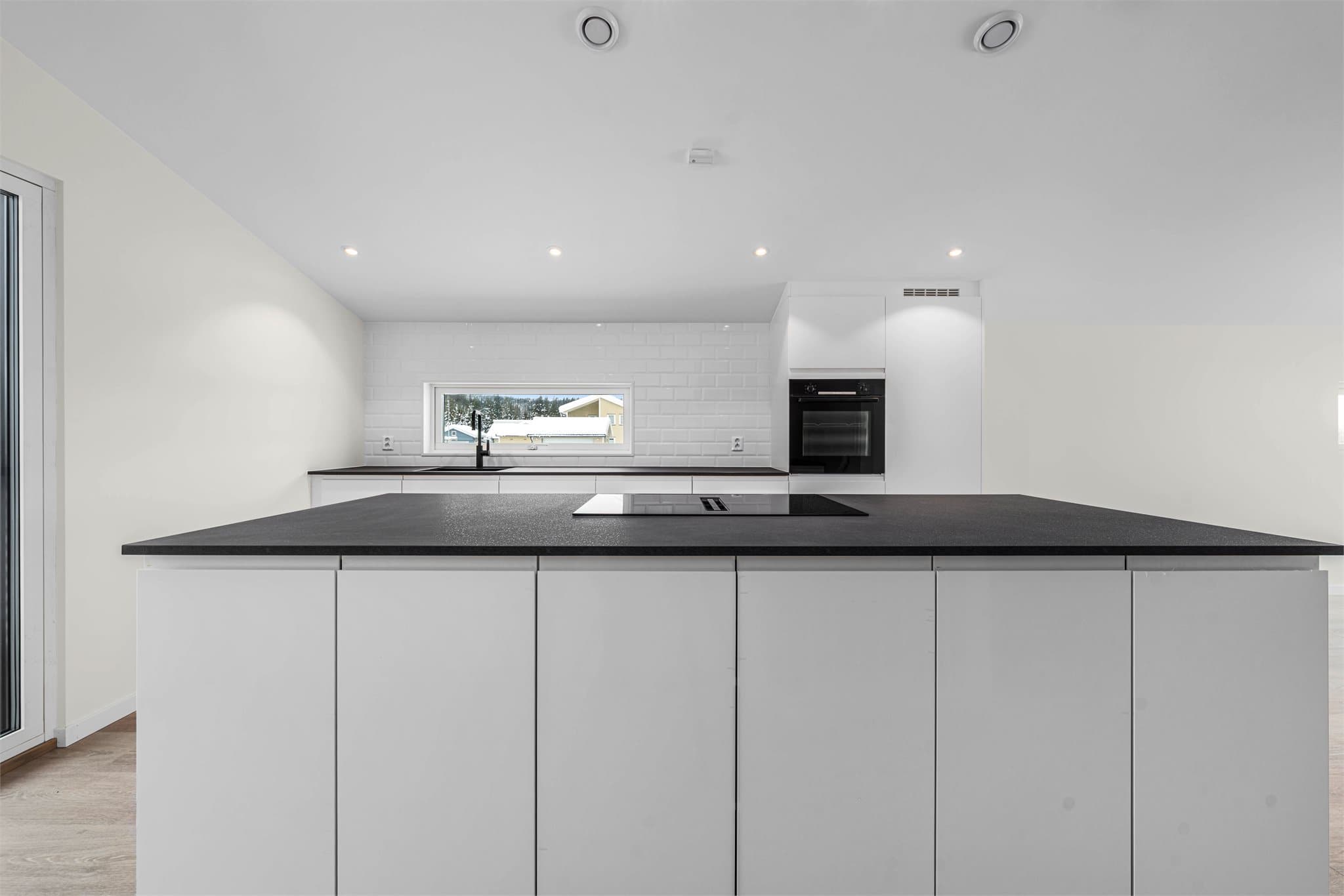 Kjøkkenøy med integrert ventilator