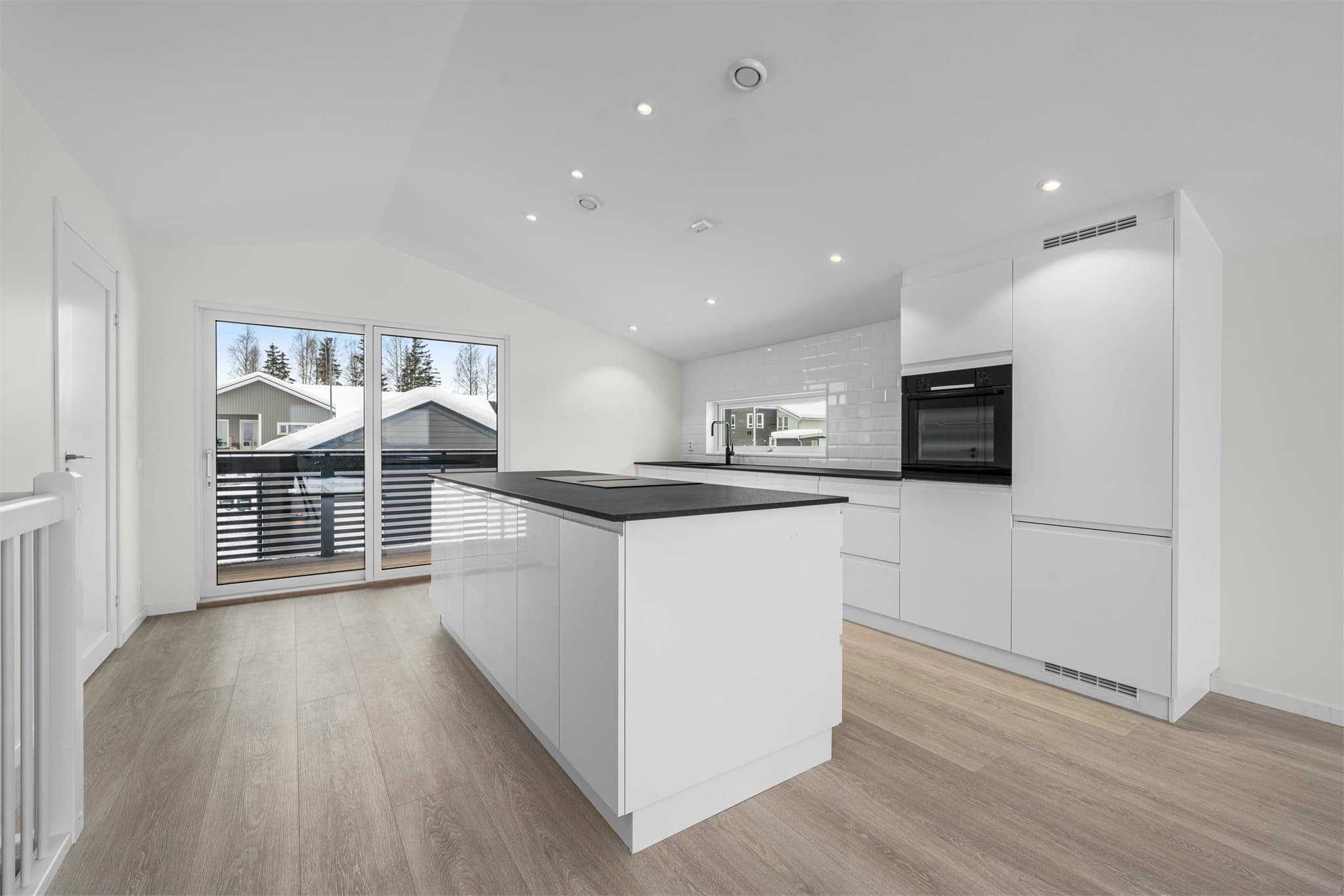 Legg merke til også god belysning med downlights på kjøkkenet