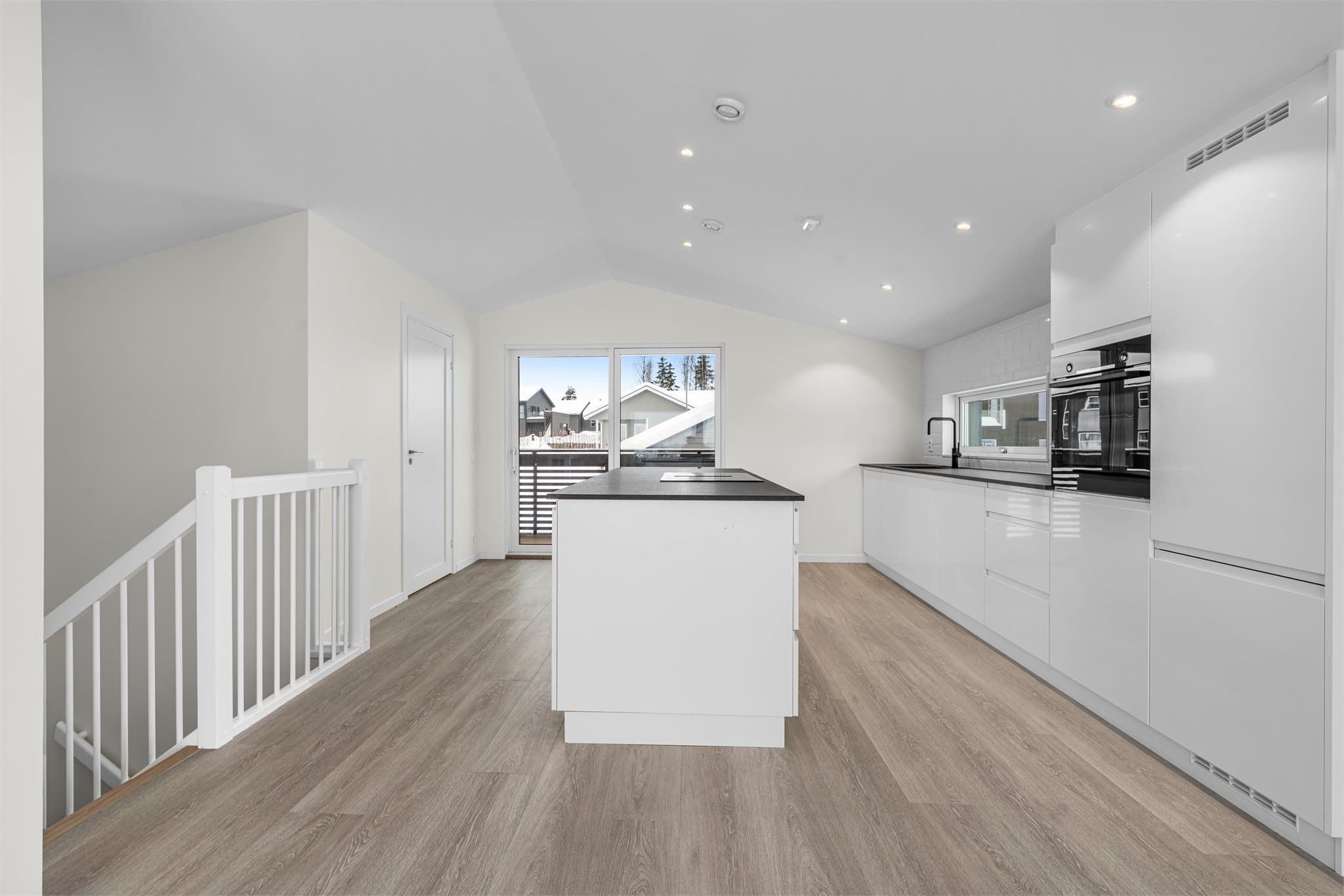 Stort og innholdsrikt kjøkken med mye skap- og benkeplass