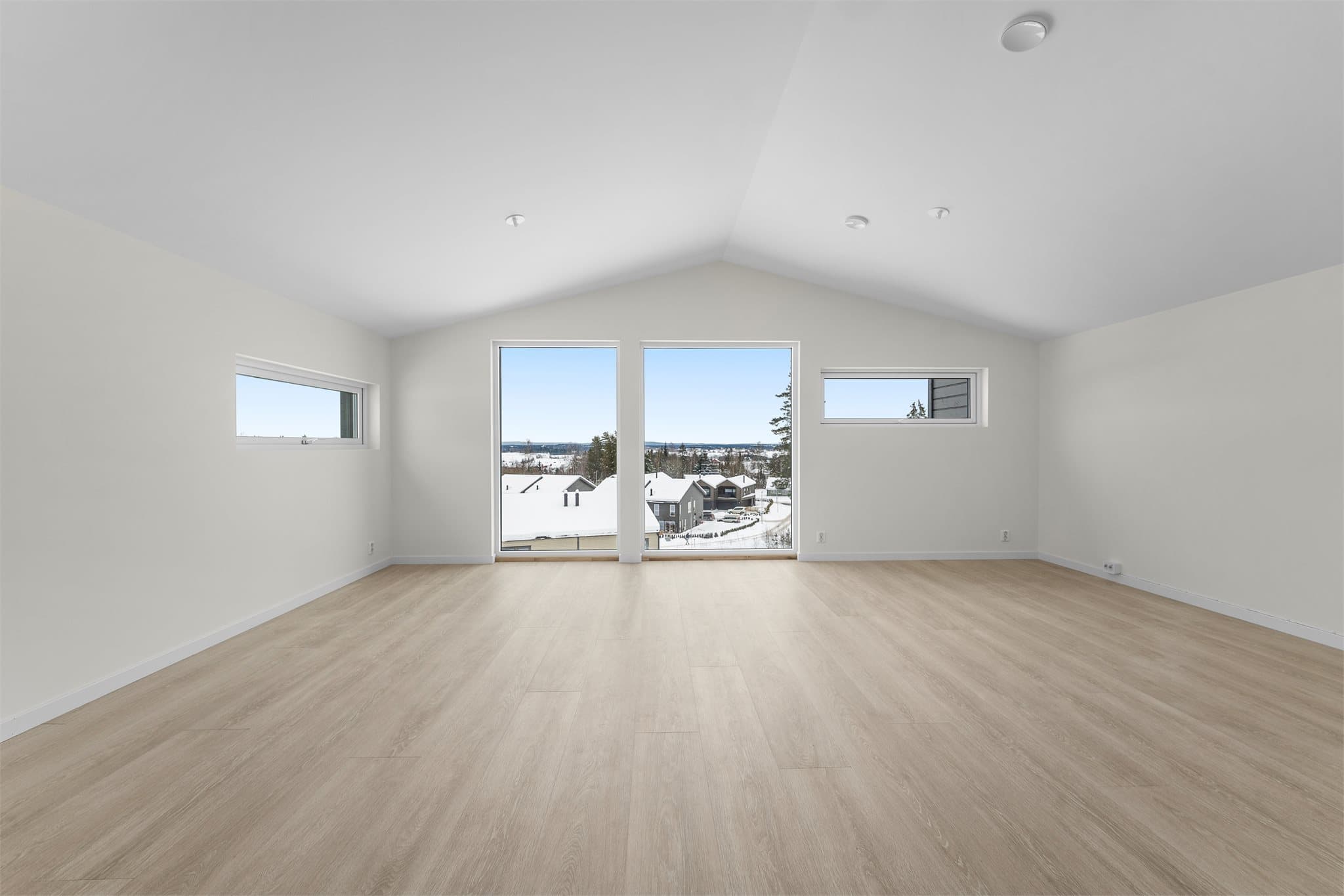 Legg merke til takhøyden og de store vindusflatene