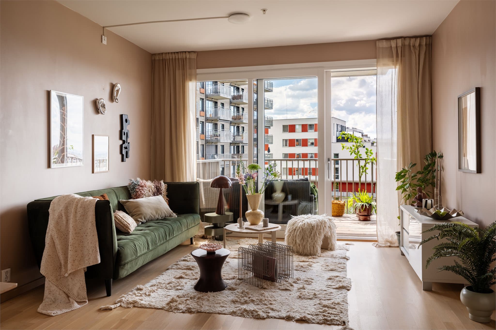 Stuen har store vindusflater og direkte utgang til balkongen, som utvider oppholdsrommet på varme dager.
