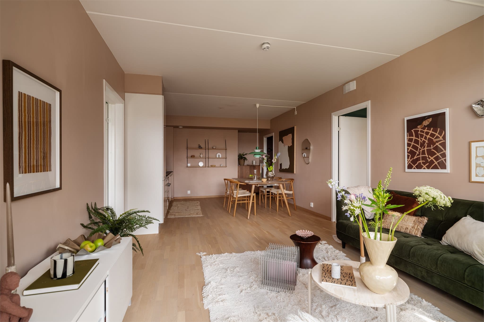 Den åpne planløsningen skaper en sosial sone med plass til både sofagruppe og spisebord.