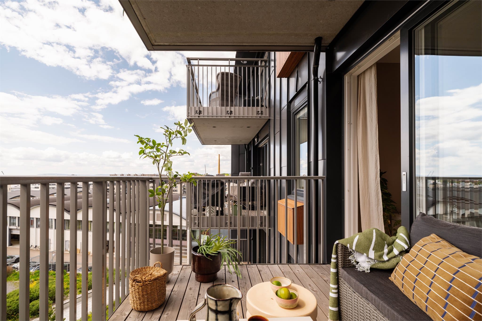Leiligheten ligger i et bygg ferdigstilt i 2020 og har en romslig balkong med plass til en hyggelig sittegruppe og gode solforhold. Foto: Tigerstaden boligfoto
