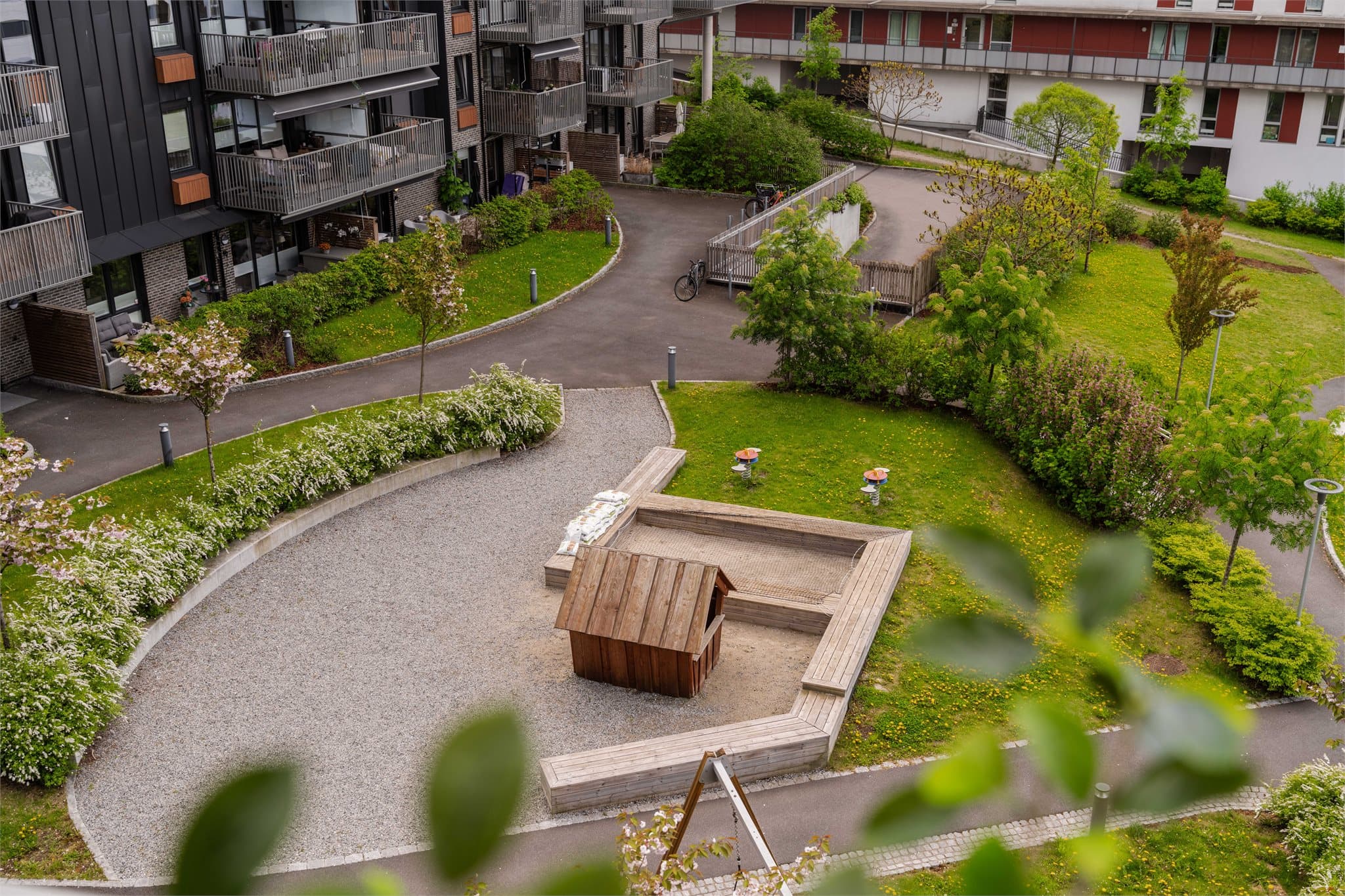 Borettslaget har velholdte fellesarealer med lekeplass og sittegrupper.