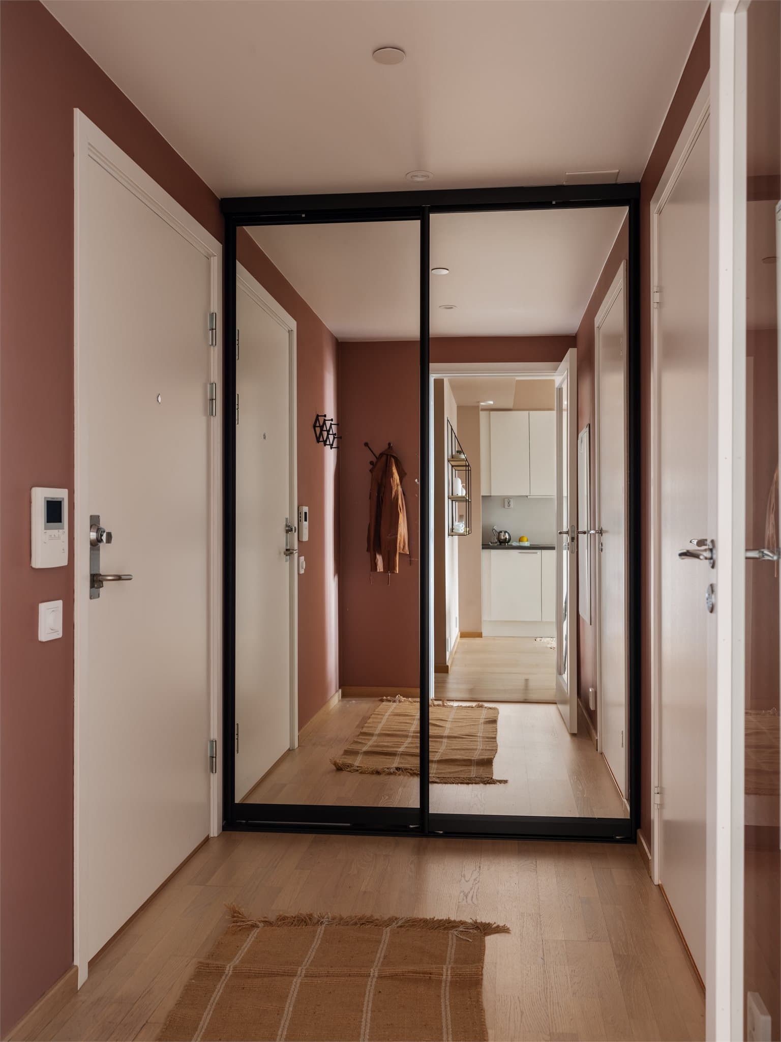 I gangen er det montert en stor skyvedørsgarderobe med speilfronter som gir rikelig med lagringsplass.