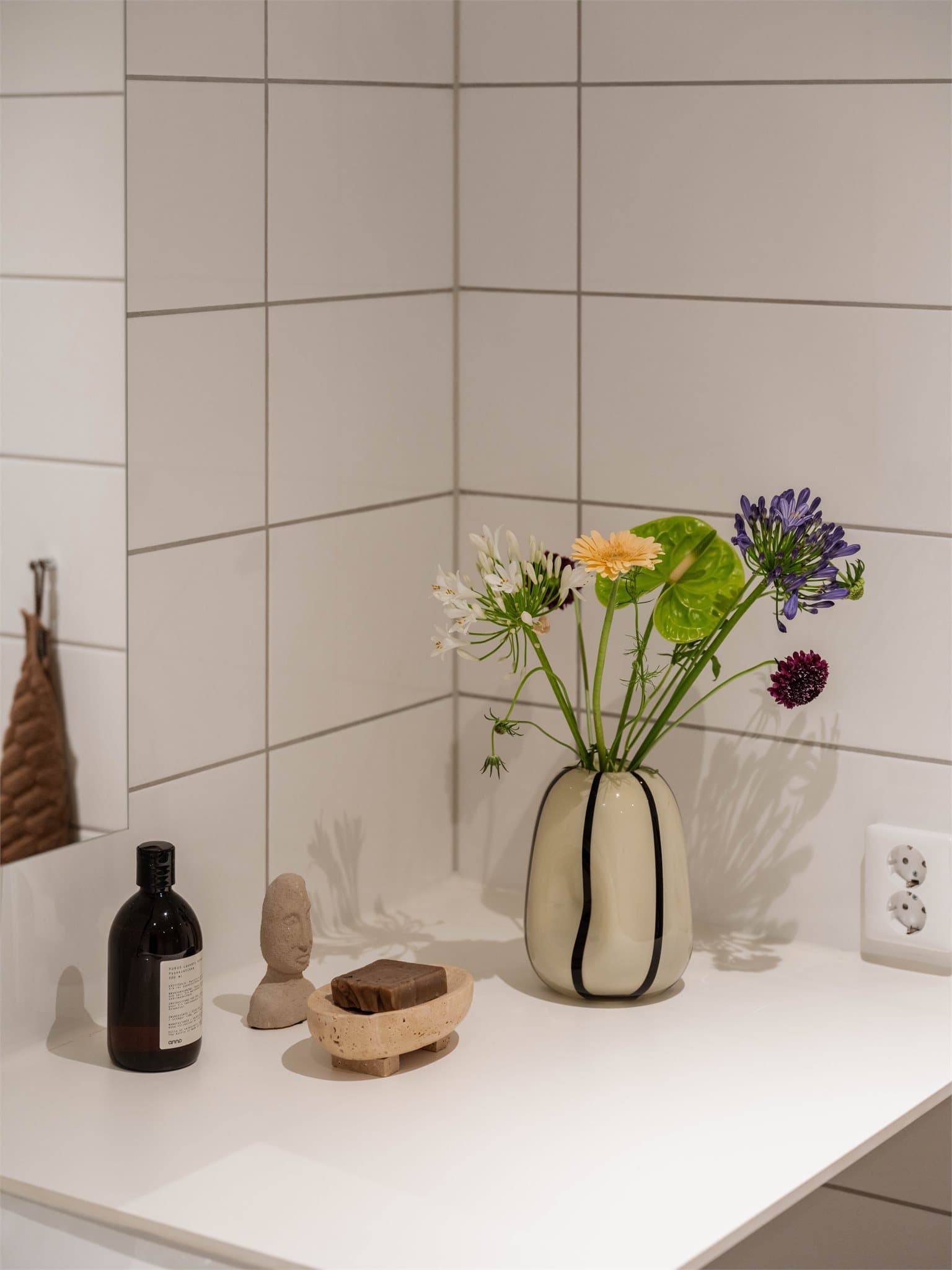 Tidløse og nøytrale materialvalg på badet.