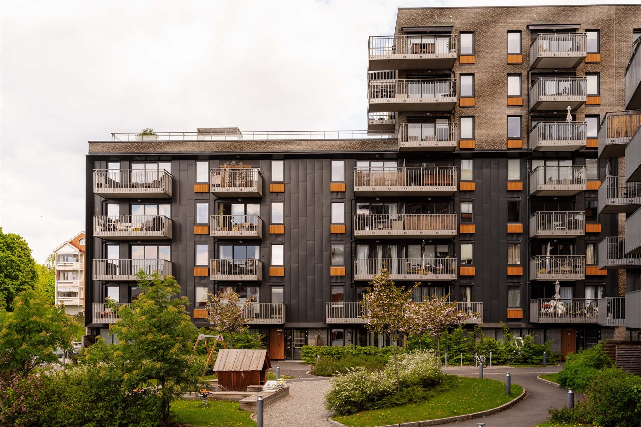 Lillebergtunet borettslag består av moderne bygningsmasse fra 2020 med velholdte fellesarealer.