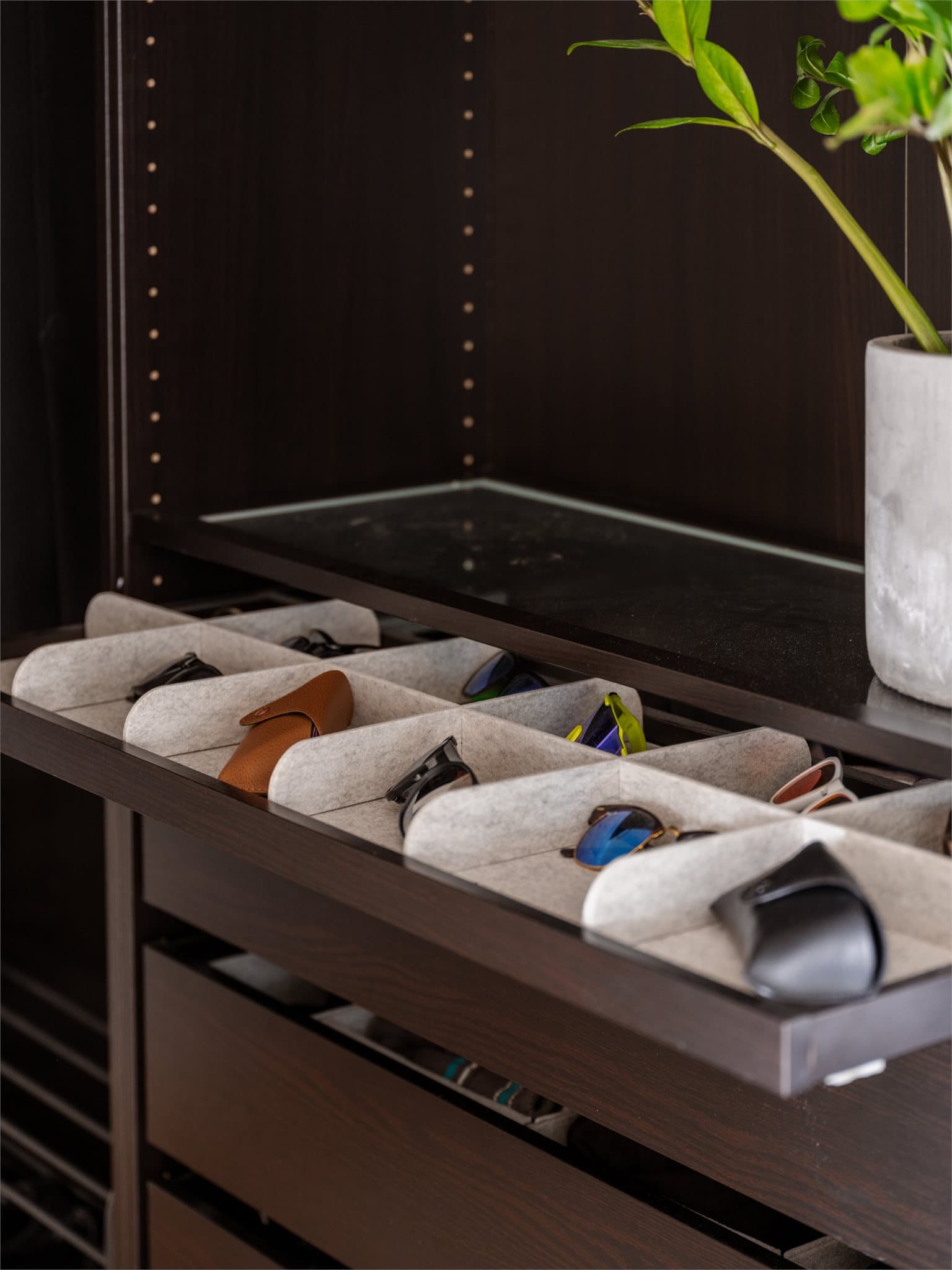 Garderoben i entréen har smarte, plassbygde løsninger for organisert oppbevaring.