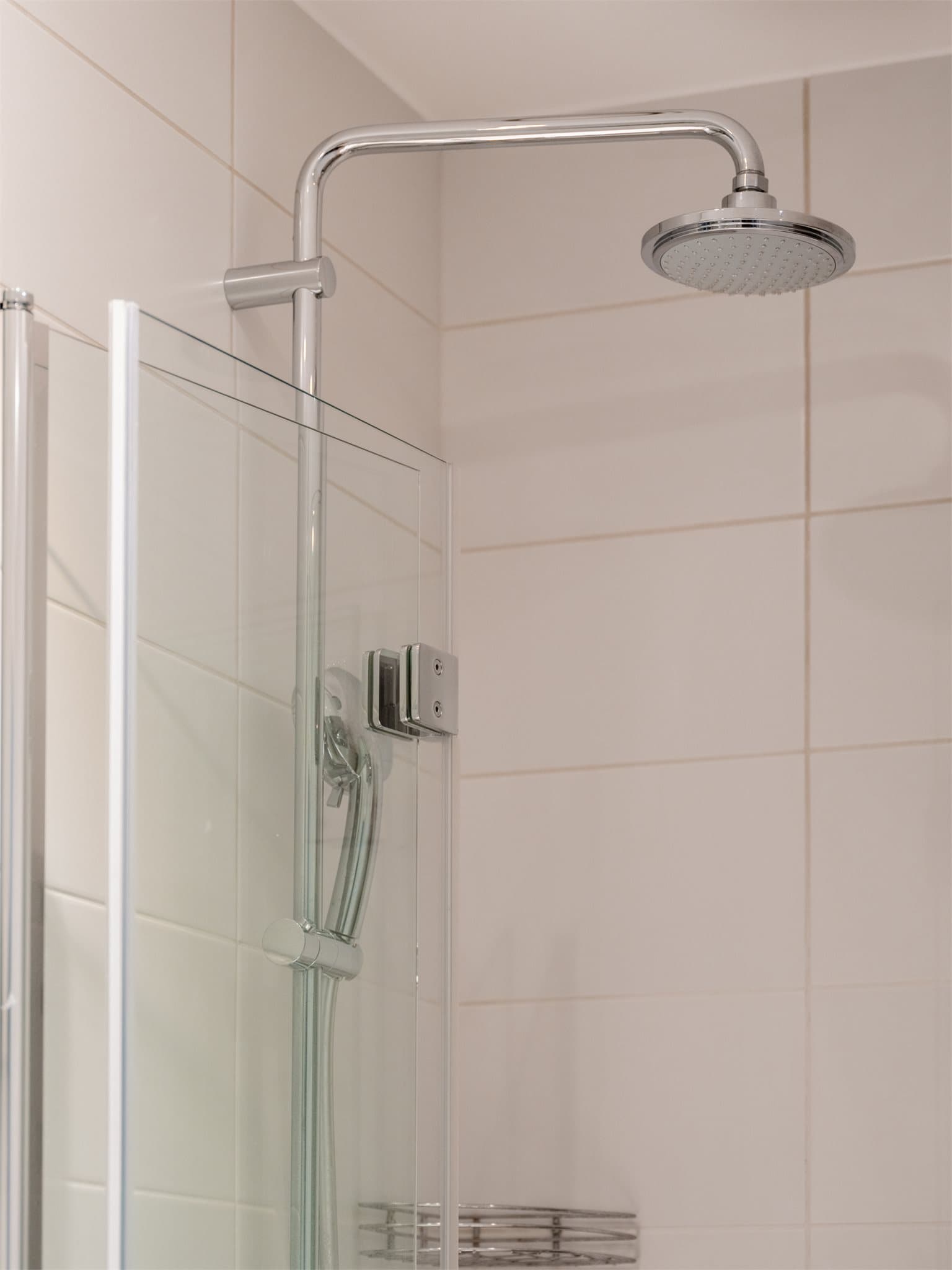 Dusjhjørne med innfellbare dører som frigjør gulvplass når dusjen ikke er i bruk.