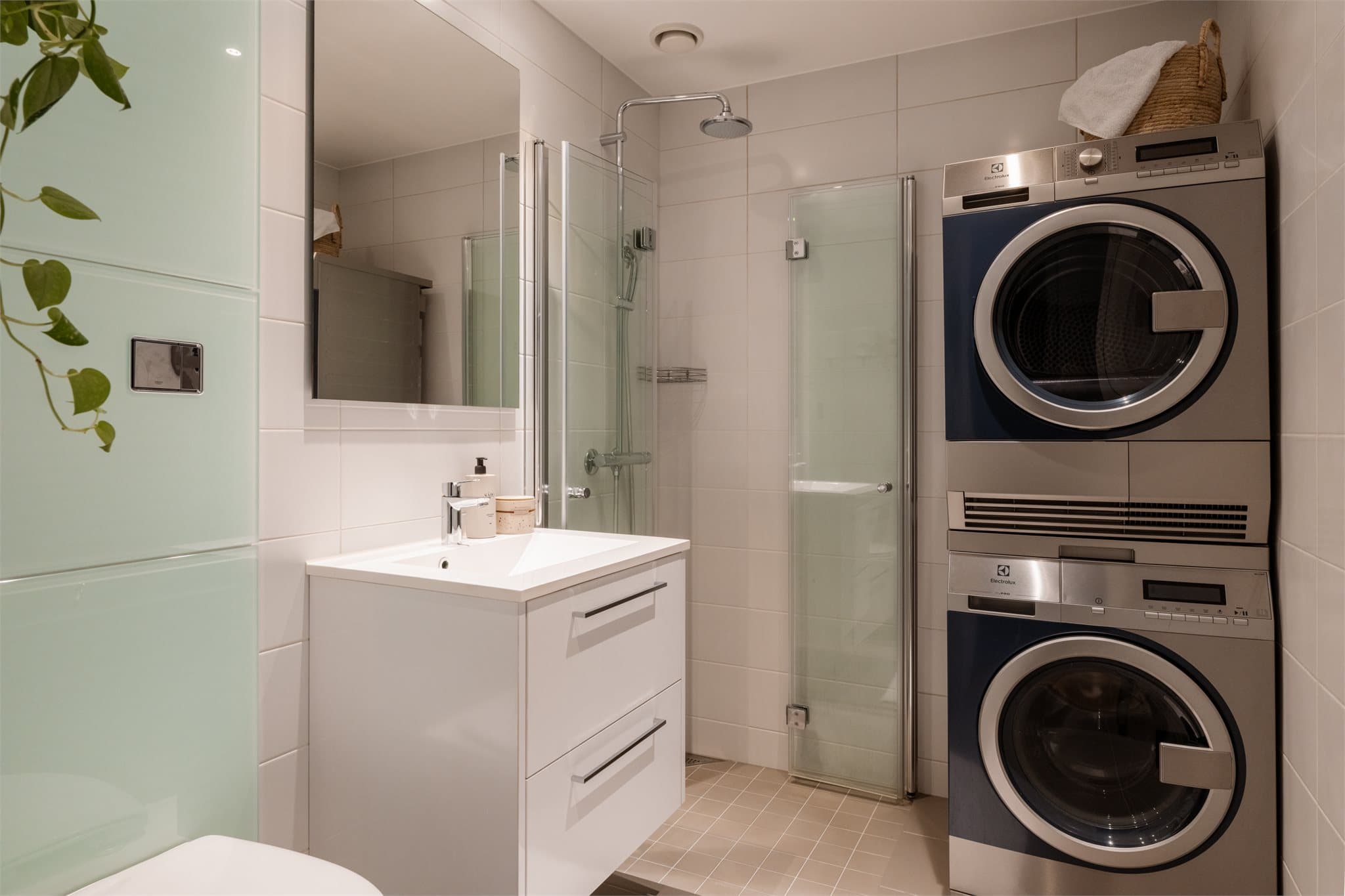 Flislagt bad fra 2020 med varmekabler i gulvet og praktisk opplegg for vaskemaskin og tørketrommel.