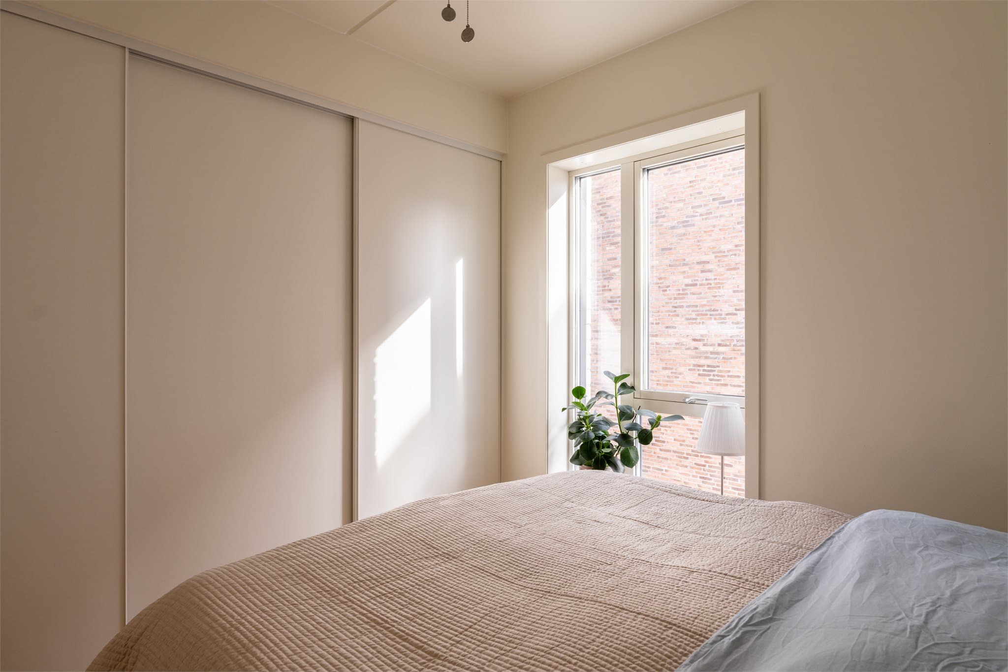 Fra soverommet er det tilgang til en praktisk, innvendig bod for ekstra lagringsplass.