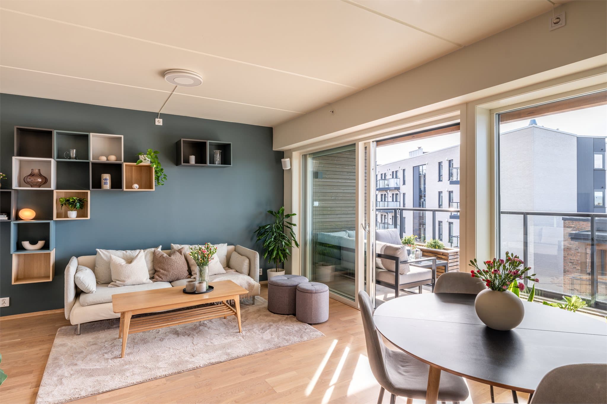 Oppholdsrommet er et lyst og sosialt rom med en sjenerøs takhøyde på 2,61 meter og store vindusflater.