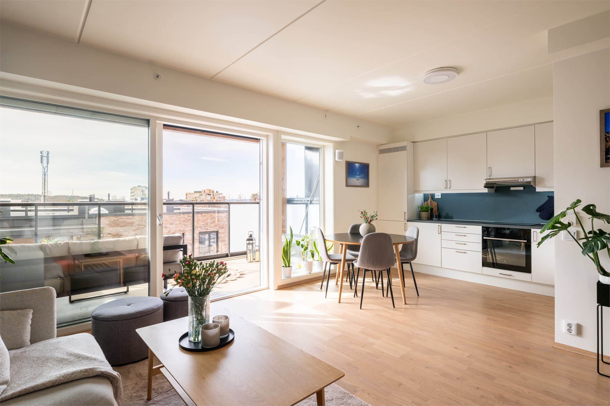 En arealeffektiv og smart utformet toppleilighet på 51 m². Beliggenheten i 5. etasje gir en luftig følelse, flott utsyn og gode solforhold.