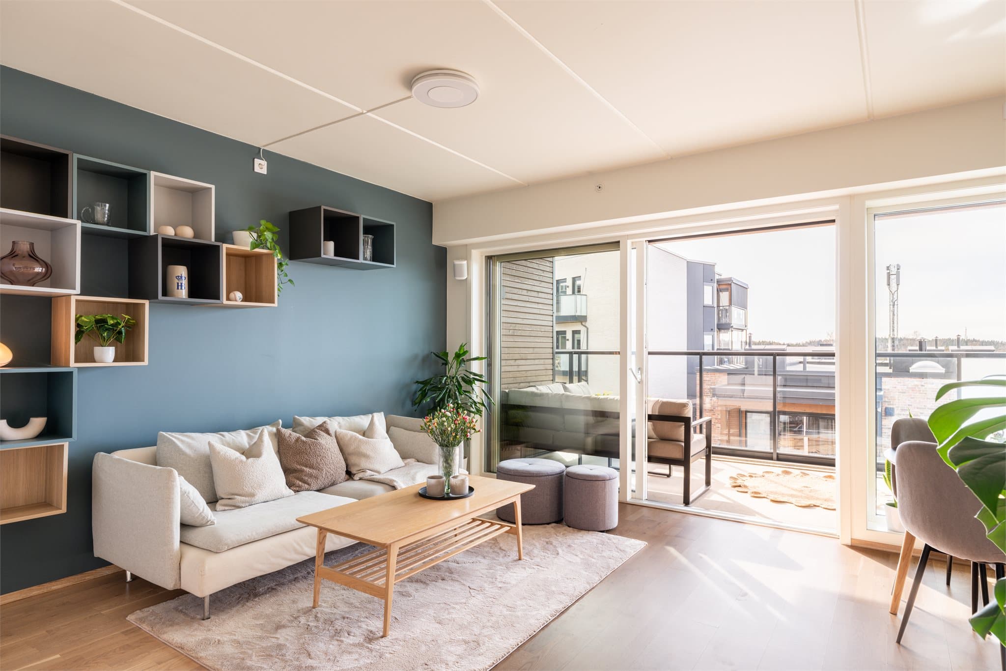 Den gjennomtenkte planløsningen gir god plass til både sofagruppe og spisebord.