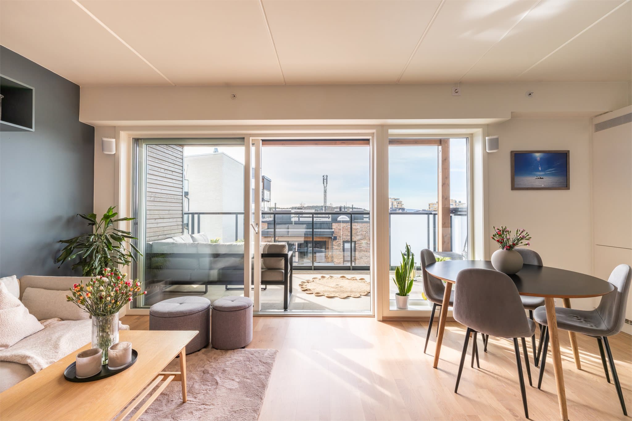 Hele oppholdsrommet har vannbåren gulvvarme, som gir en jevn og behagelig temperatur.